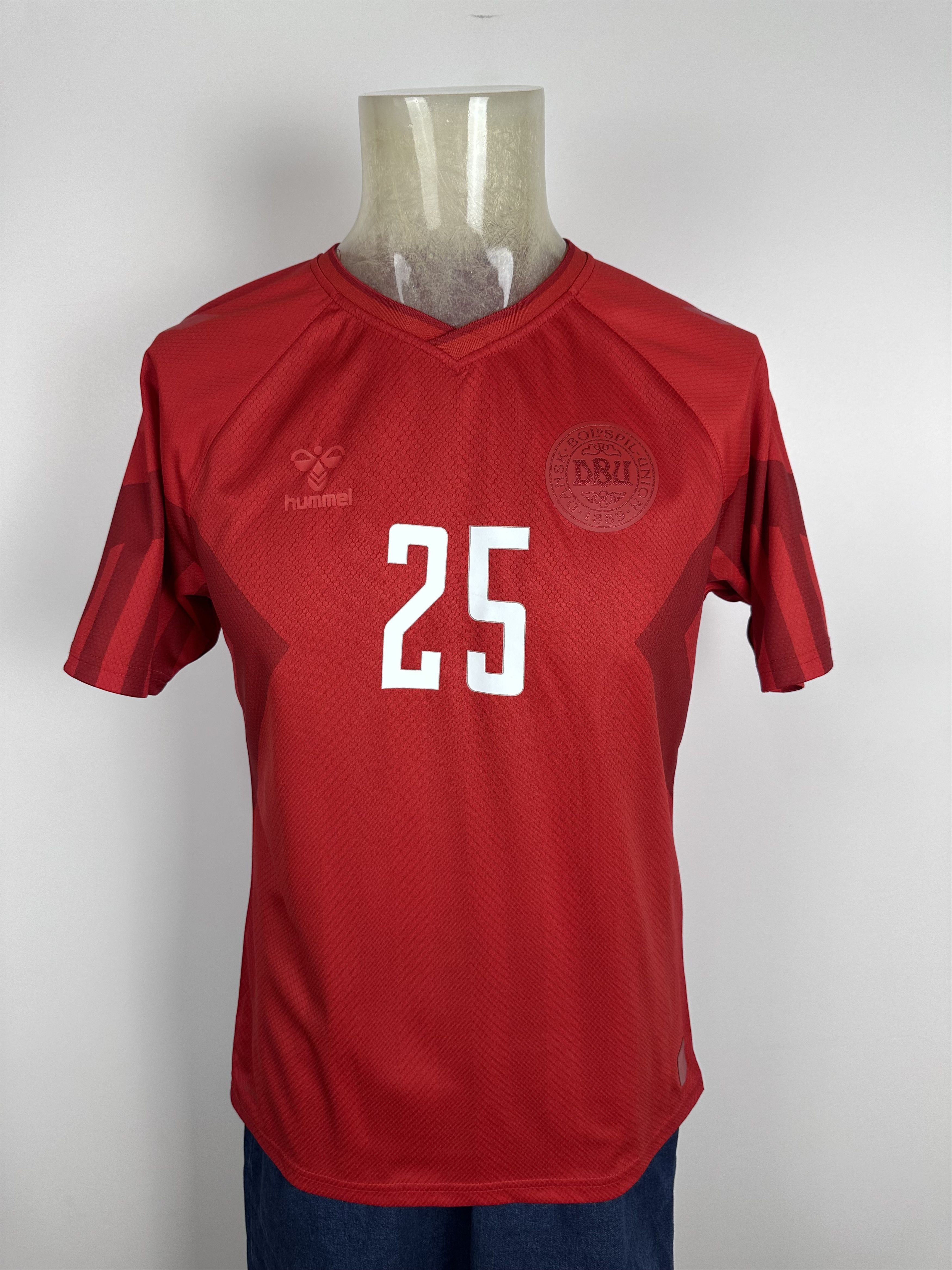 Hummel DENMARK 2022 2023 FOOTBALL SHIRT SOCCER JERSEY #25 LINDSTROM Size US S / EU 44-46 / 1 - 4 Thumbnail