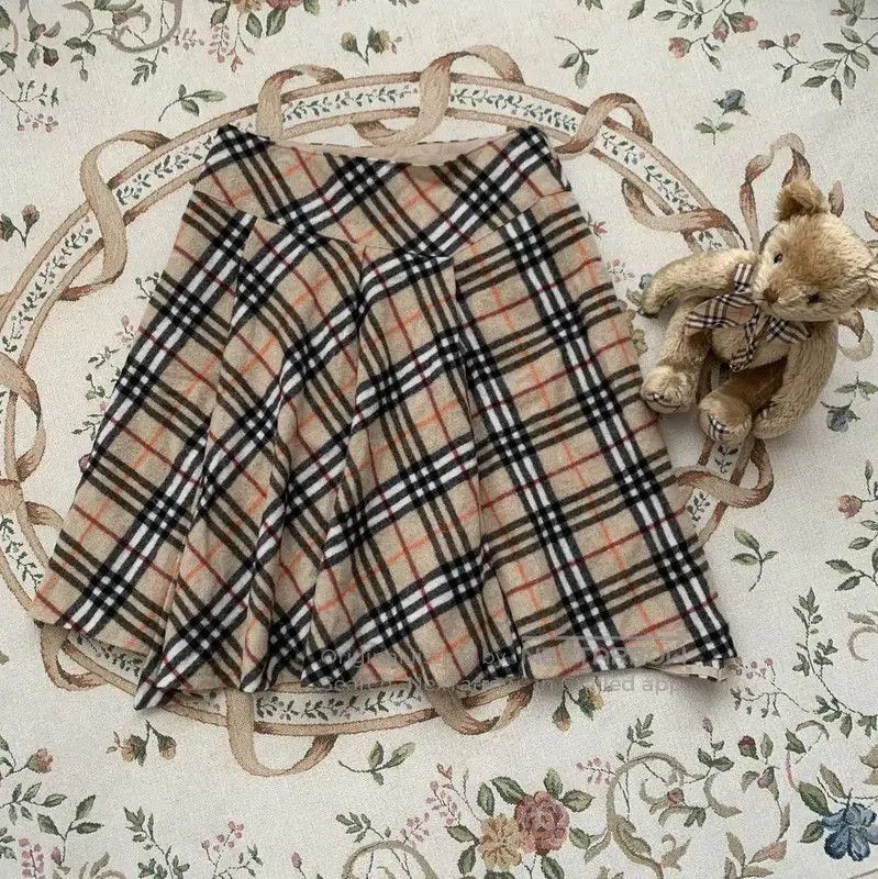 Burberry Burberry Women's Khaki Wool Skirt. Size 23" - 4 Thumbnail