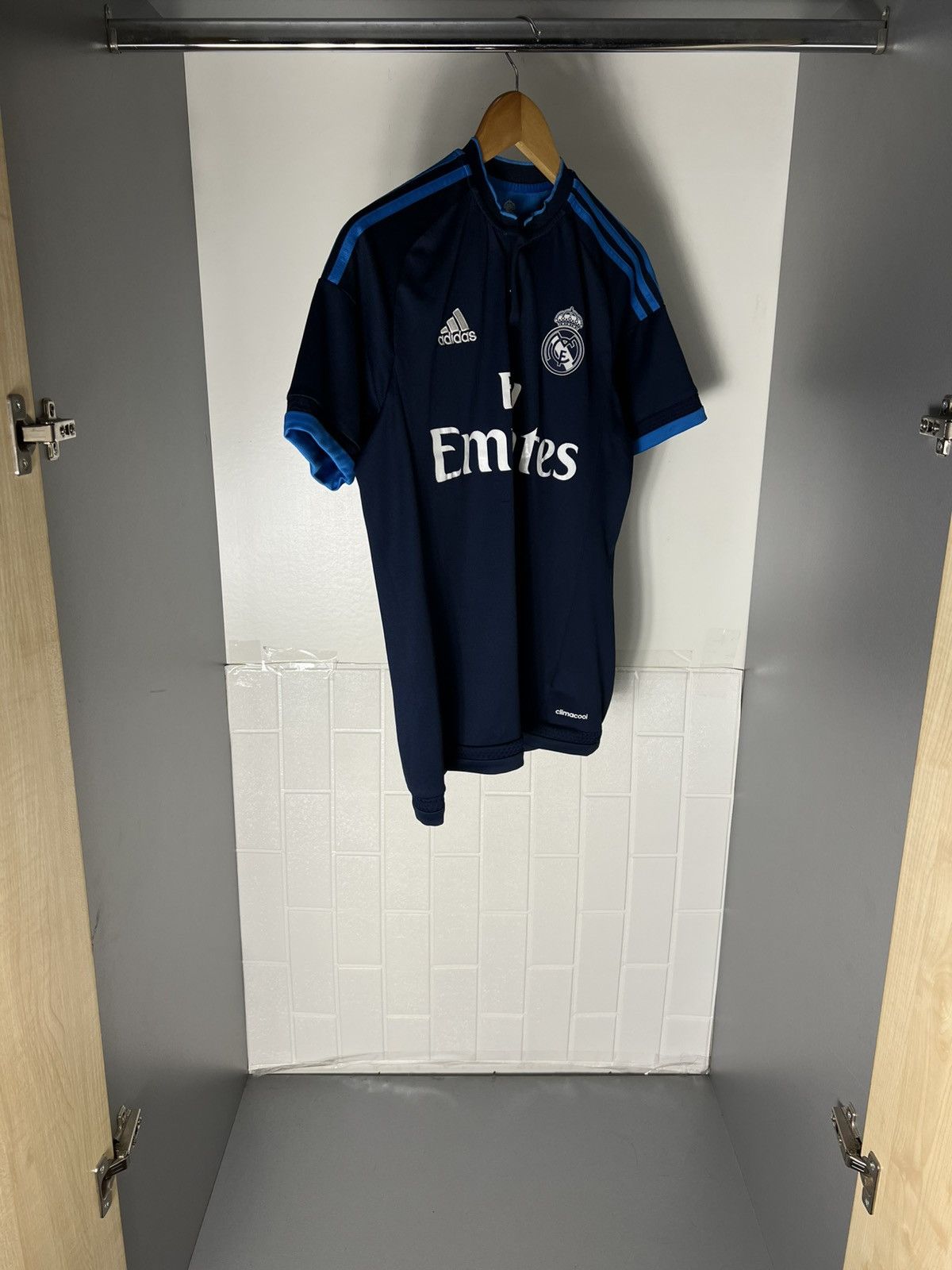 Adidas VINTAGE ADIDAS FC REAL MADRID SPAIN SOCCER JERSEY RETRO Y2K Size US S / EU 44-46 / 1 - 7 Thumbnail