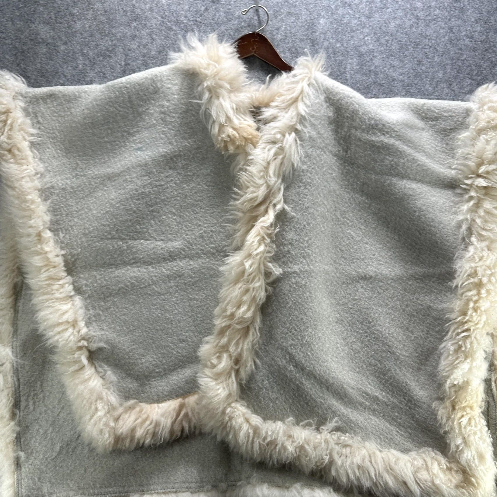 Vintage VINTAGE Handmade Alpaca Wool Poncho Womens One Size Cream Fur Trim Cape Shawl Wrap Size ONE SIZE - 3 Thumbnail