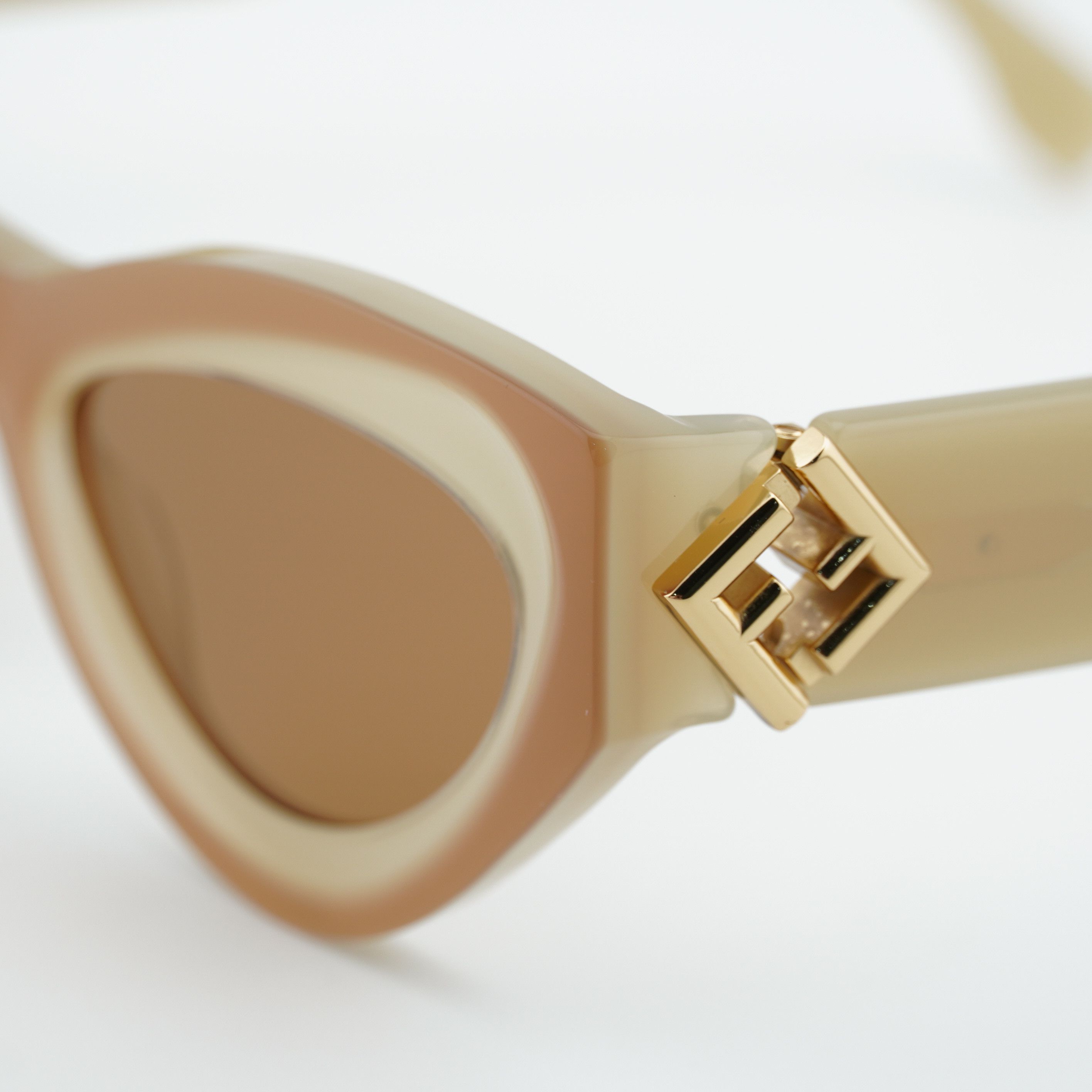 Fendi Fendi FE40146I 57E Sunglasses Beige Cat Eye Frame Size ONE SIZE - 2 Thumbnail