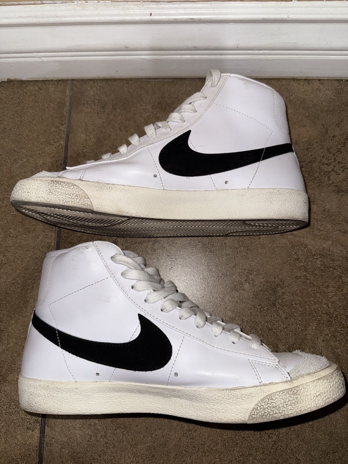 Nike Nike Blazer Mid 77 Black and White Size US 10 / EU 43 - 1 Thumbnail