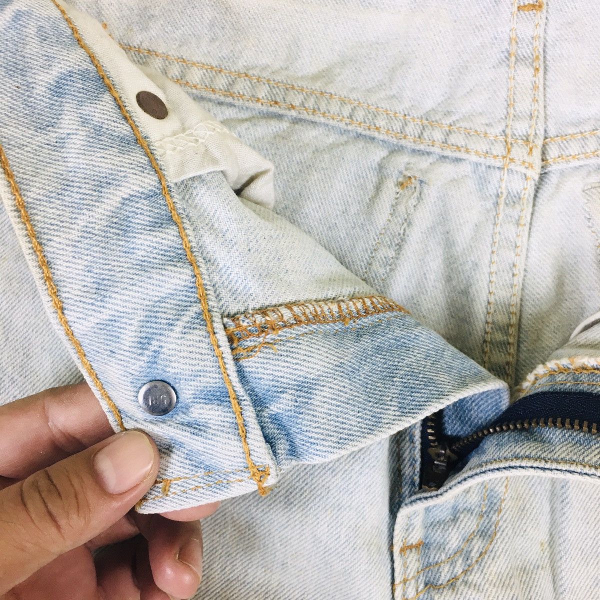 Levi's Vtg 90s Levi’s 550 Orange Tab Relaxed Fit Student Size US 29 - 10 Thumbnail
