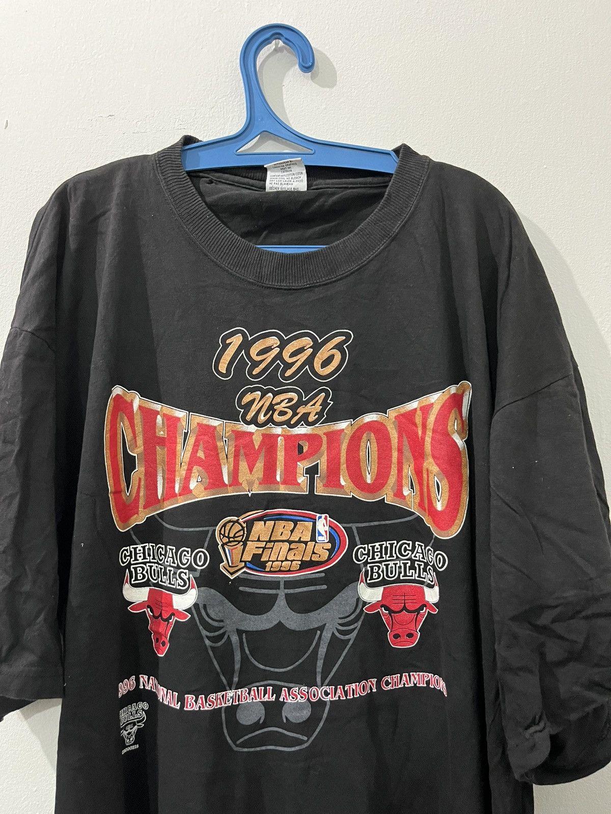 Rap Tees 🔥1996 CHAMPION CHICAGO BULLS NBA BASKETBALL TEE Size US XL / EU 56 / 4 - 2 Thumbnail