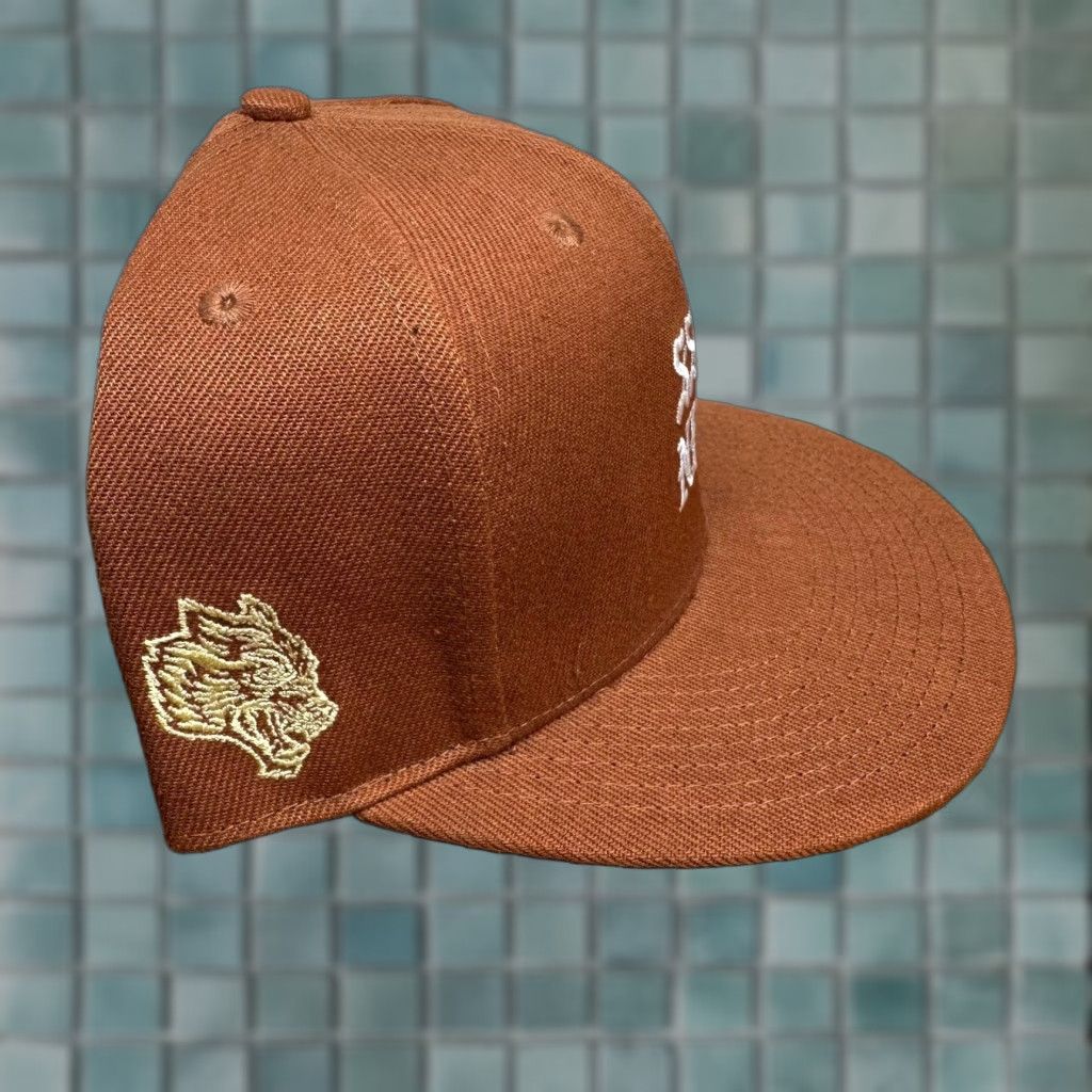 Darc Sport SS DD NFGU Fitted Cap Canyon Brown Wolves Forever Hat 7 1/4 58 of 500 Mens Baseball Cap Twill Solid Brown Wolf Logo 90s?