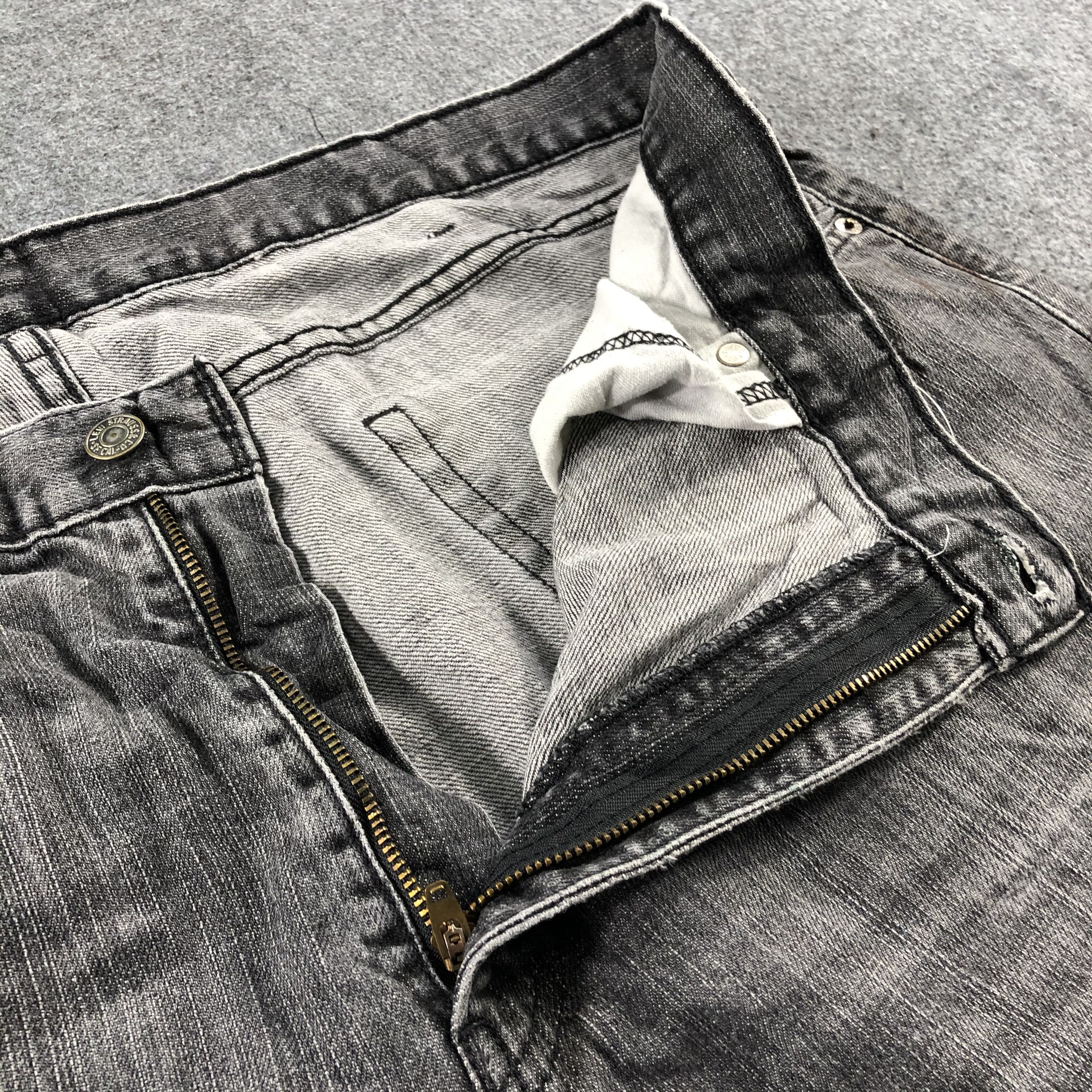 Vintage Faded Black Levis Jeans-J2490