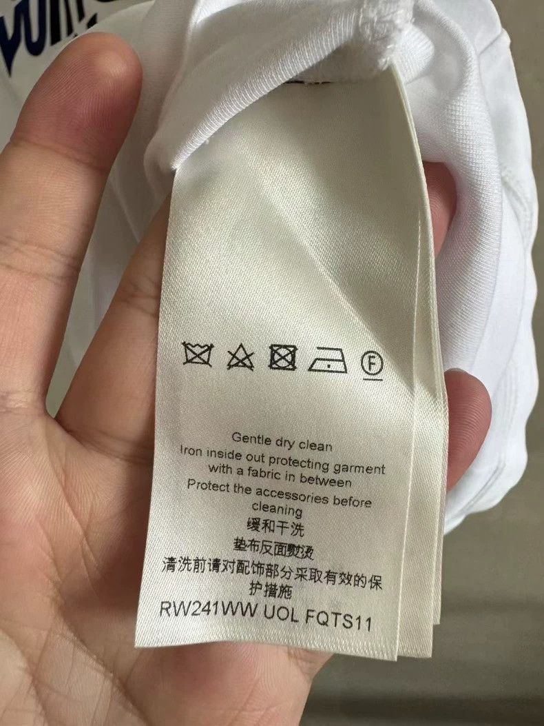 Louis Vuitton Louis Vuitton Slogan short sleeve Size US S / EU 44-46 / 1 - 4 Thumbnail