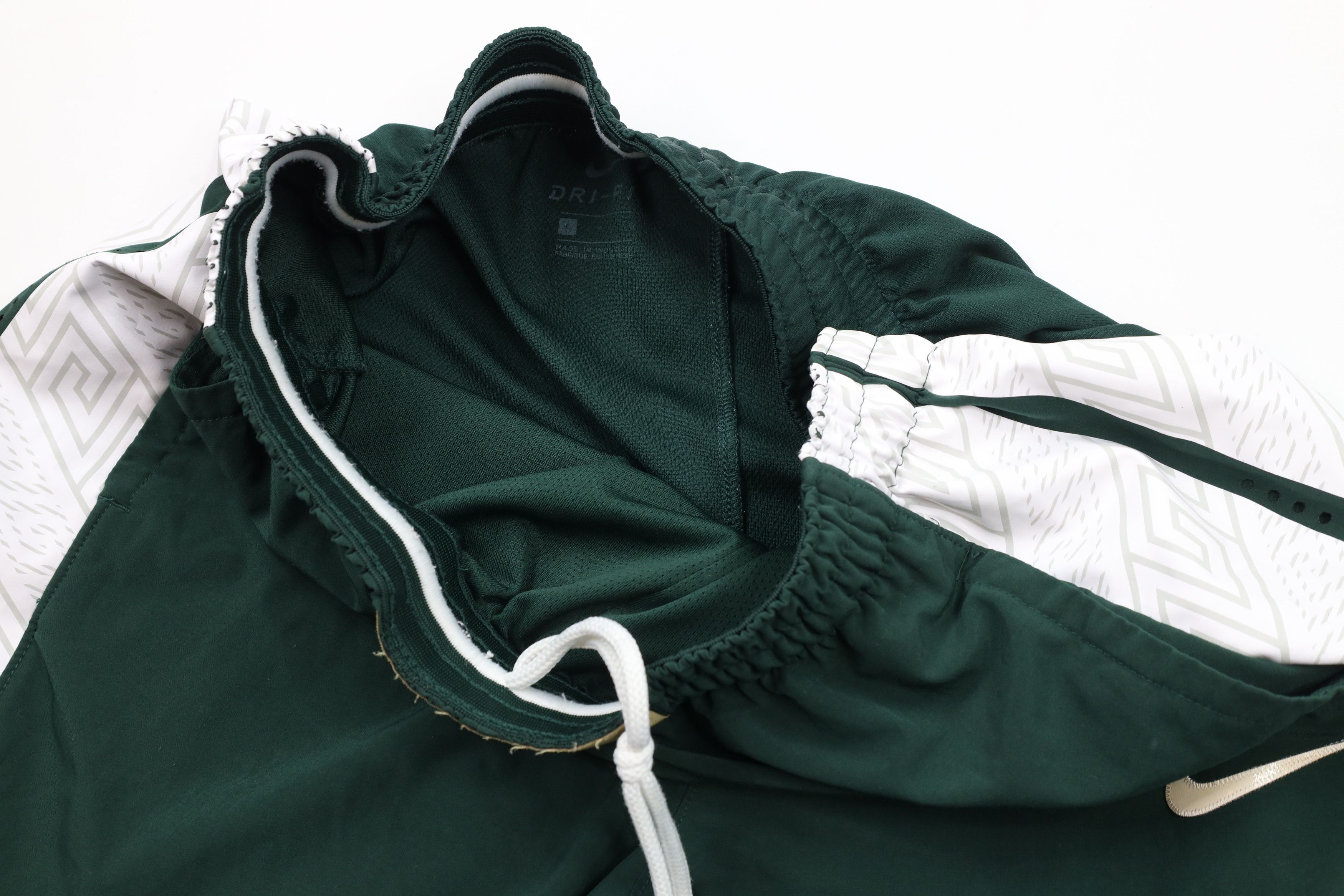Nike × Vintage Nike Authentics Heavyweight University Basketball Shorts Size US 34 / EU 50 - 8 Thumbnail