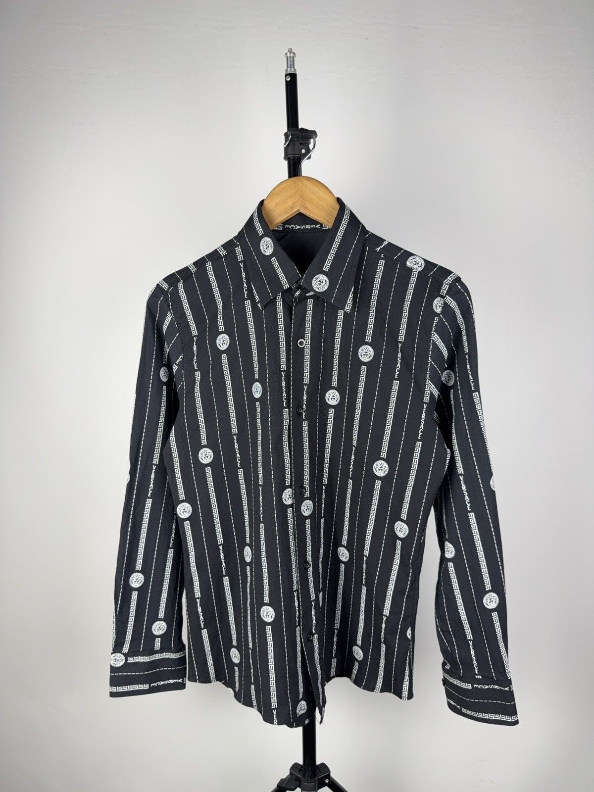 Designer Luxury Designer Baroque Medusa Pattern Shirt Long Sleeve Size US S / EU 44-46 / 1 - 1 Thumbnail