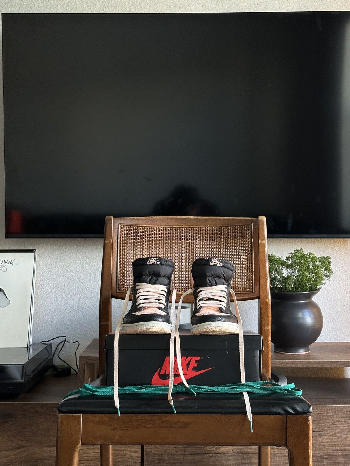 Jordan Brand × Nike Air Jordan 1 Retro High OG 'Crimson Tint' Size US 9.5 / EU 42-43 - 2 Thumbnail