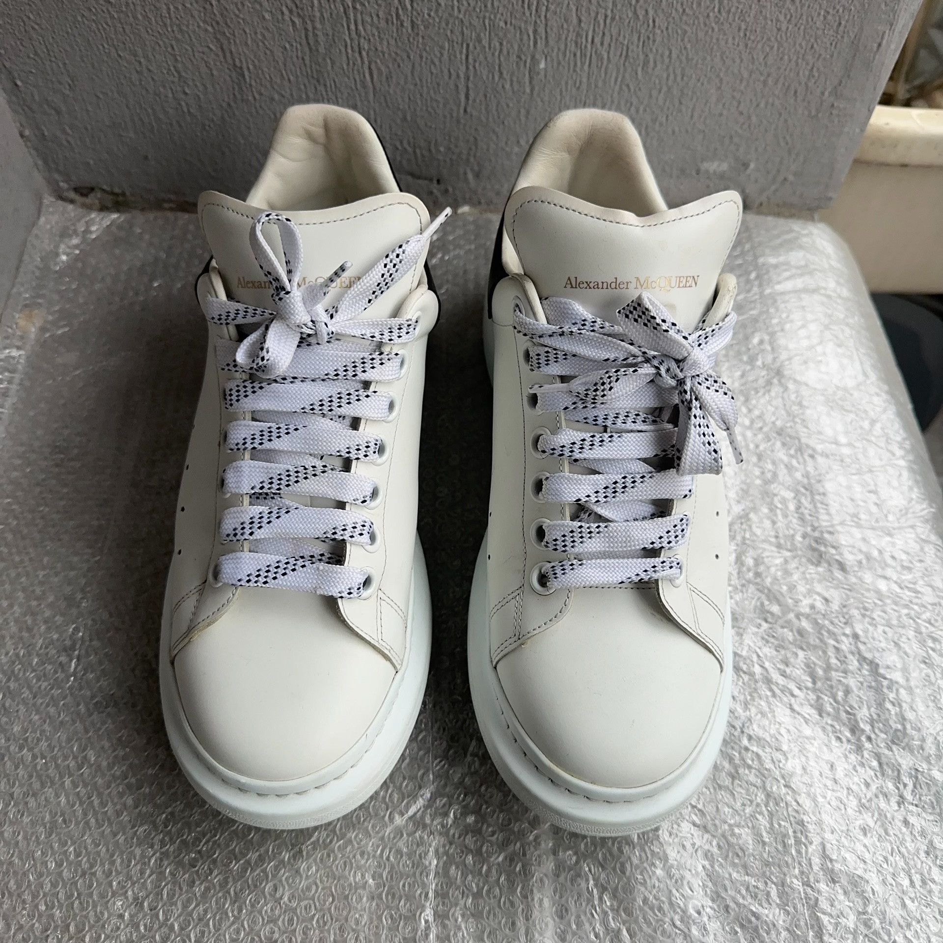 Alexander McQueen Alexander McQueen White Sneakers Size US 8 / EU 41 - 2 Thumbnail