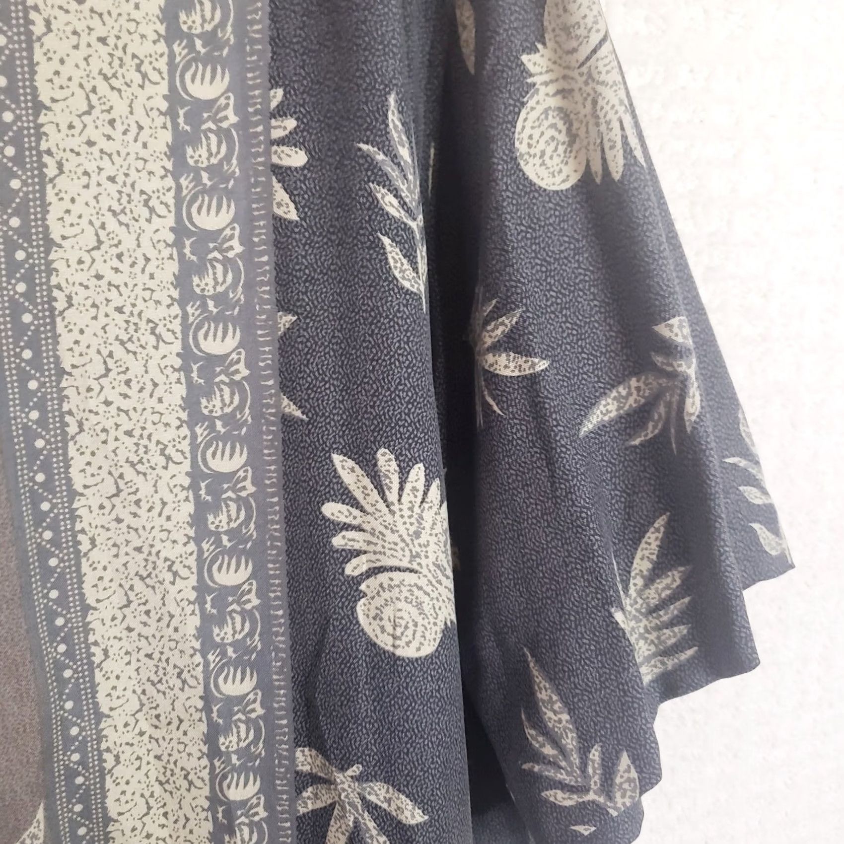 Vintage Bachrach Mens L Gray Green Hawaiian Camp Silk Shirt Vertical Striped Floral SS Shirt Size US L / EU 52-54 / 3 - 7 Thumbnail