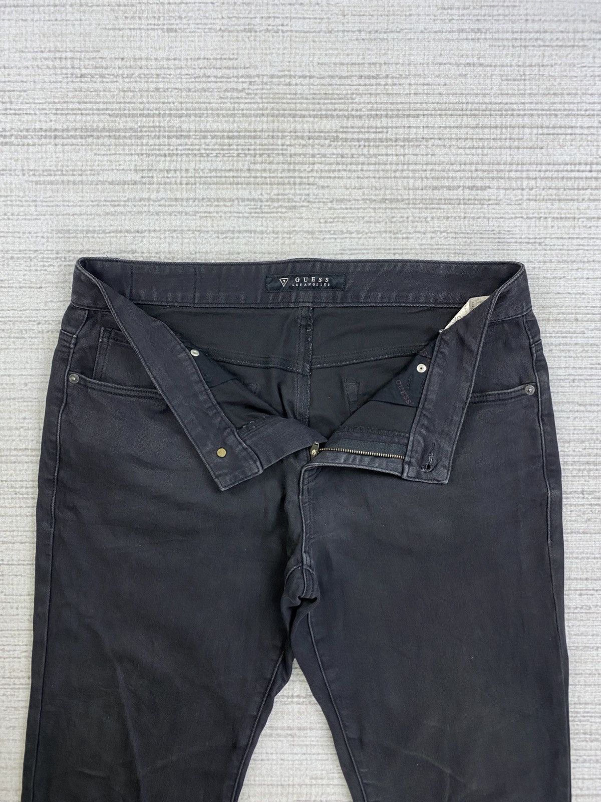 Guess × Japanese Brand × Vintage Vintage Guess Los Angeles Metal Logo All Black Denim Pants Size US 34 / EU 50 - 6 Thumbnail