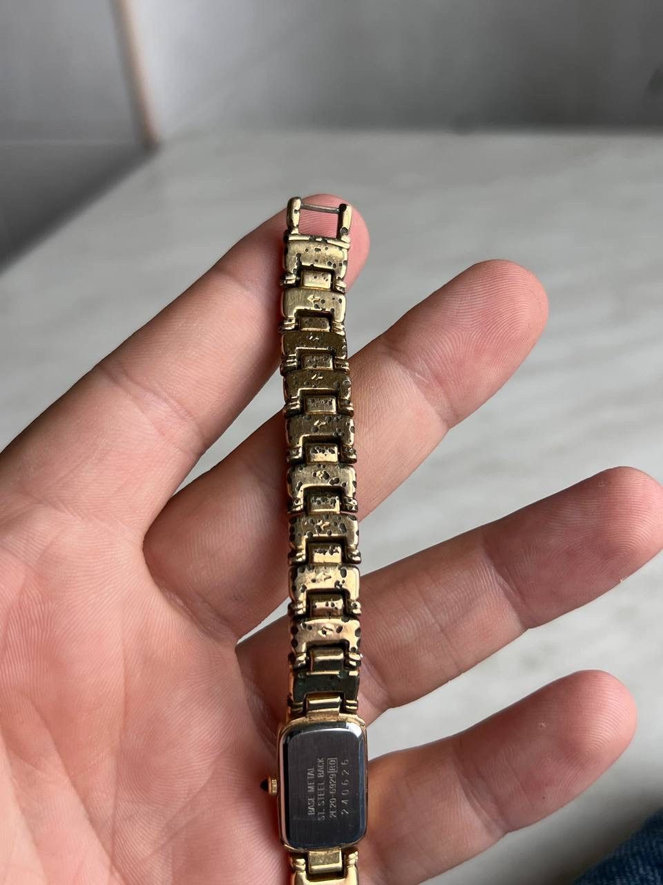 Vintage Vintage 1997 Seiko Curved Shaped Face 18 Karat Gold Plated Size ONE SIZE - 10 Thumbnail