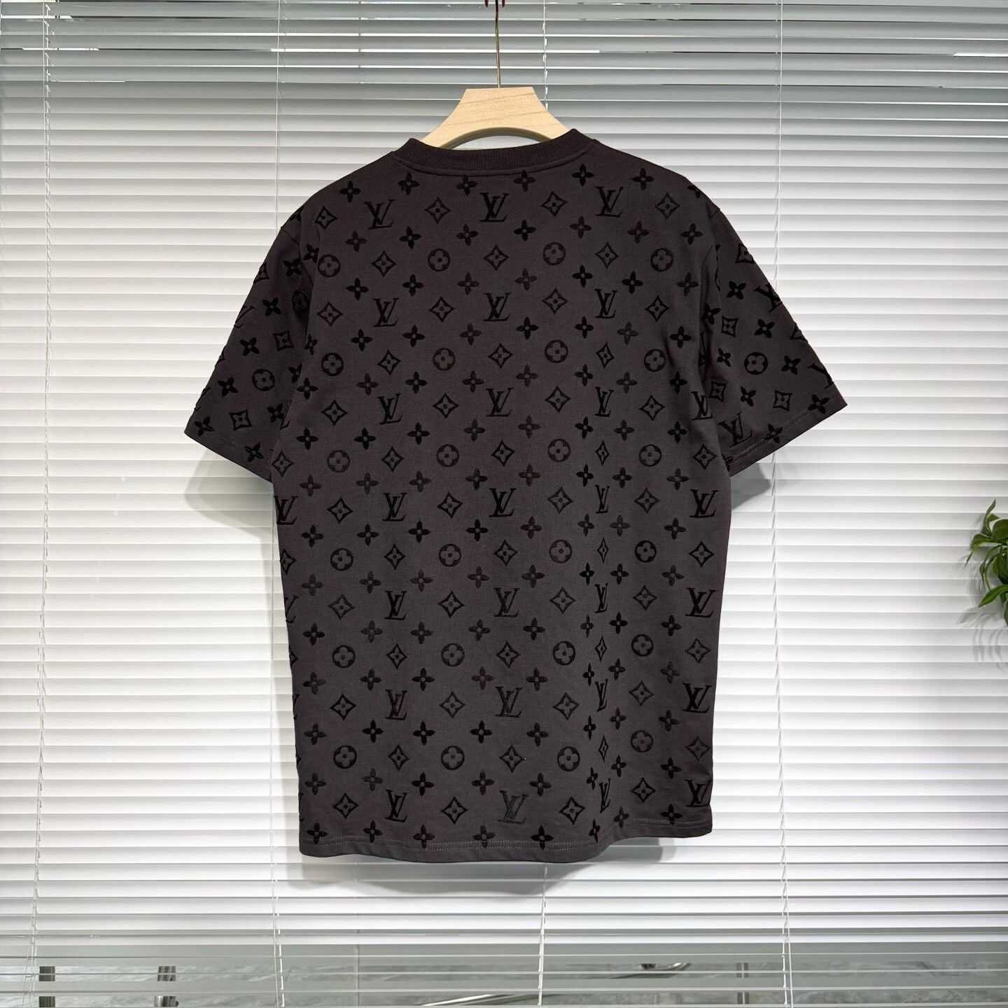Louis Vuitton LV Monogram Flocked Logo Gray T-Shirt Size US L / EU 52-54 / 3 - 2 Thumbnail