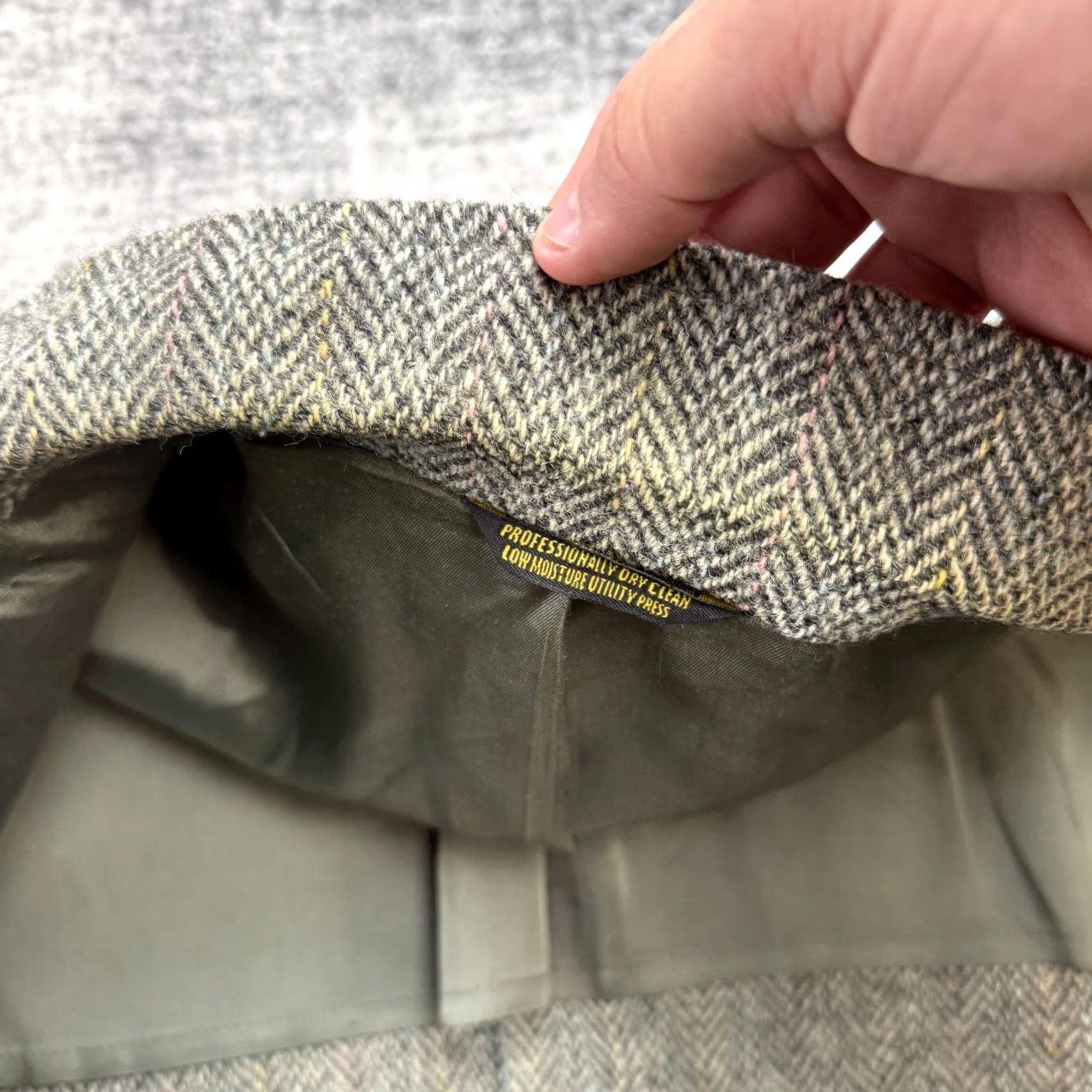 Vintage VTG Harris Tweed Blazer Mens 44 Gray Herringbone John Weitz Single-Breasted 2-Button Notch Lapel Wool Tweed Blazer Jacket Vintage Academia Mens Size 44R - 4 Thumbnail