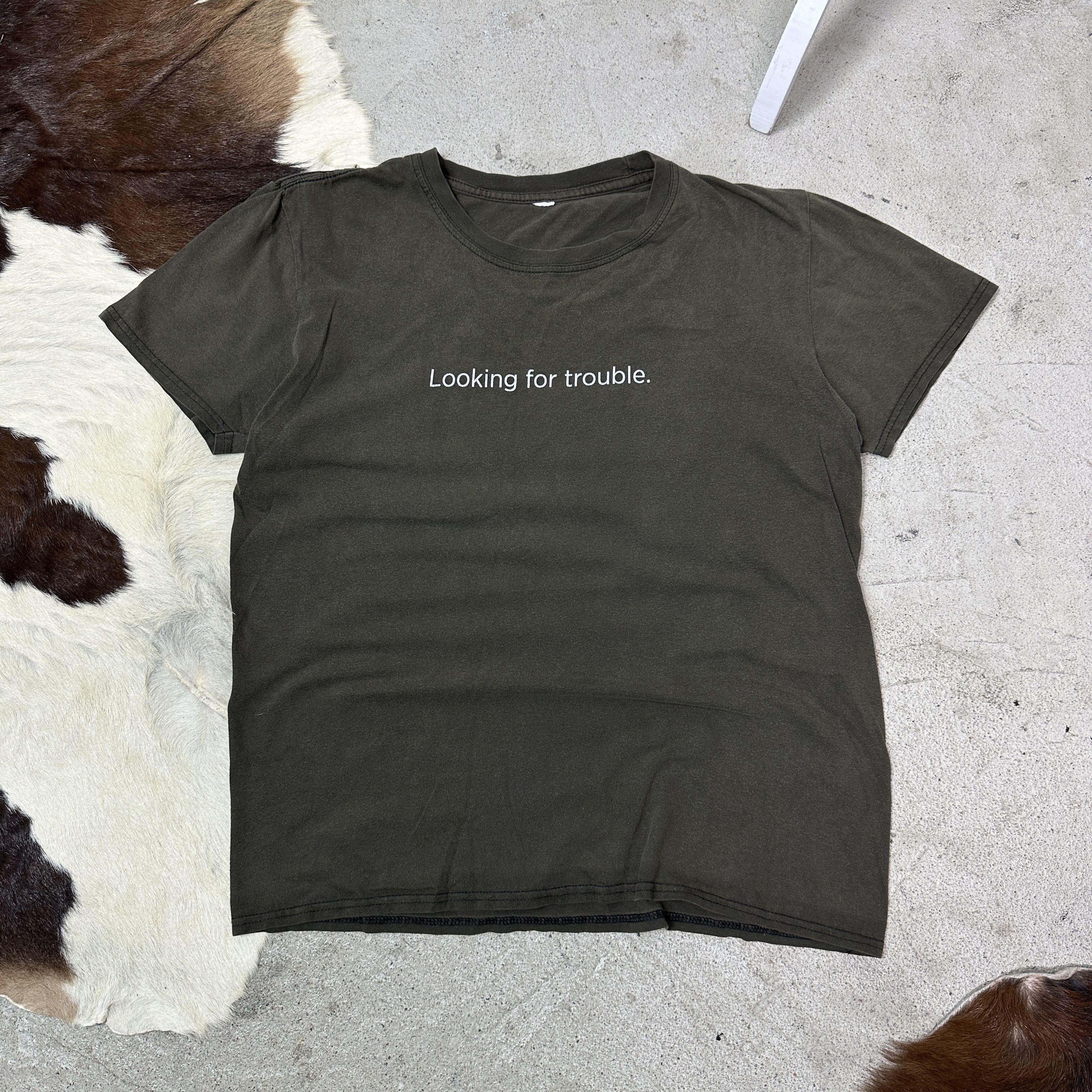 Vintage Vintage Looking for Trouble Sunfaded T-shirt Y2K Size US S / EU 44-46 / 1 - 2 Thumbnail