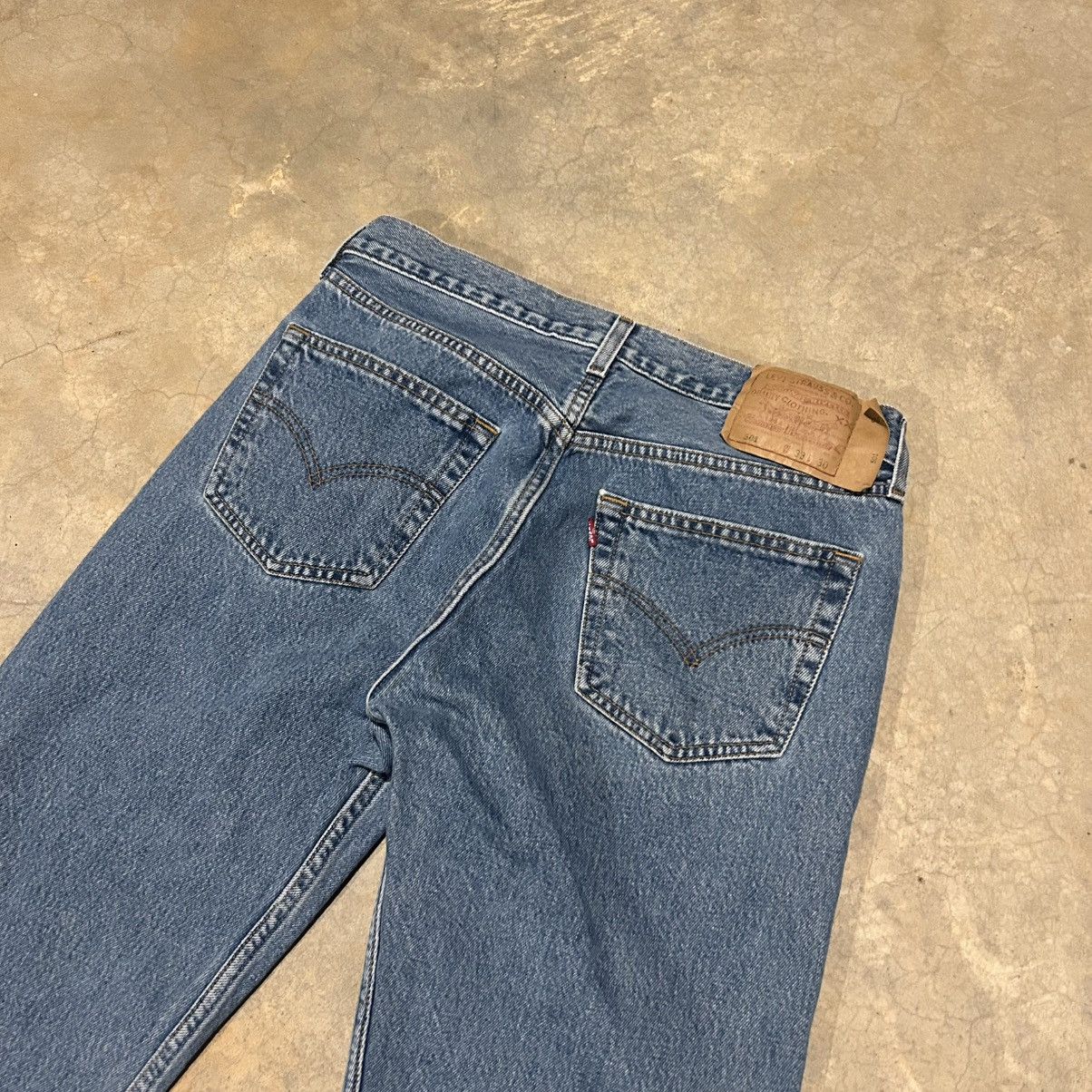 Levi's × Vintage Essential Vintage 90s Levi’s 501 Medium Wash Jeans Size US 31 - 3 Thumbnail