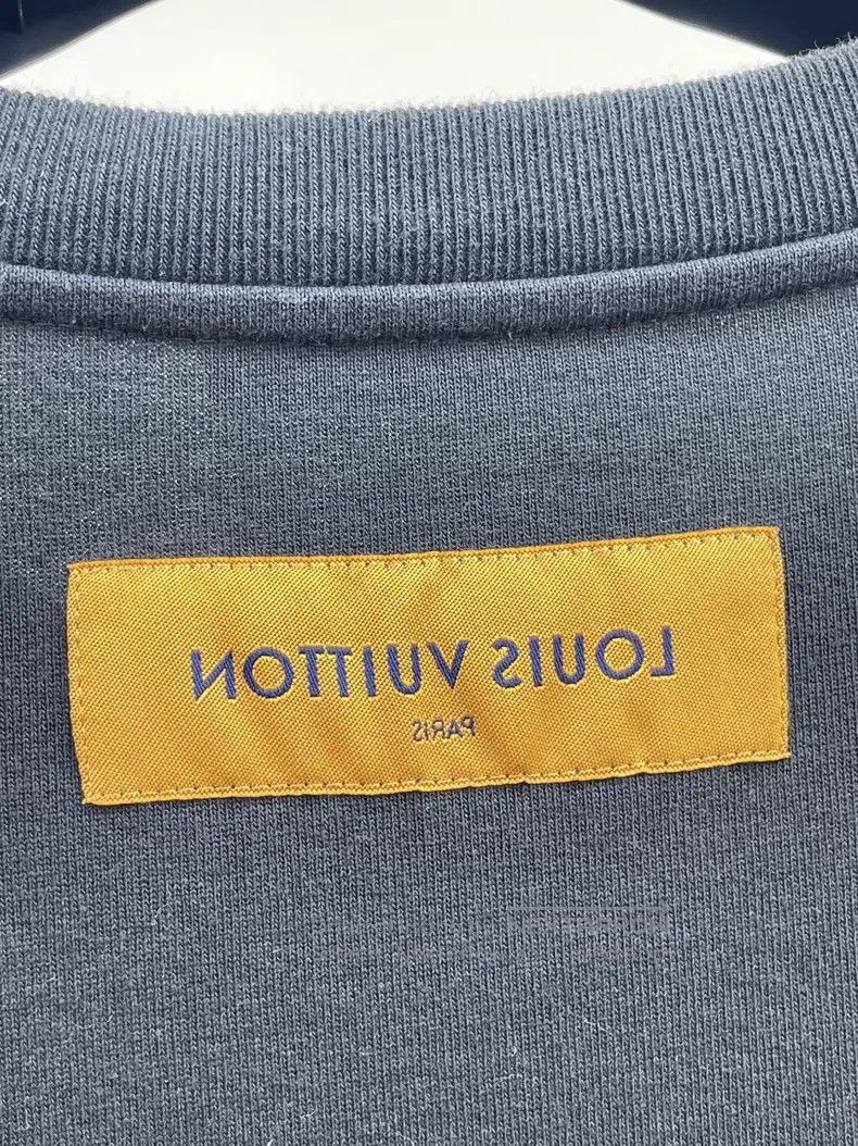 Louis Vuitton Louis Vuitton Black cut-out pocket logo short sleeve Size US XL / EU 56 / 4 - 3 Thumbnail