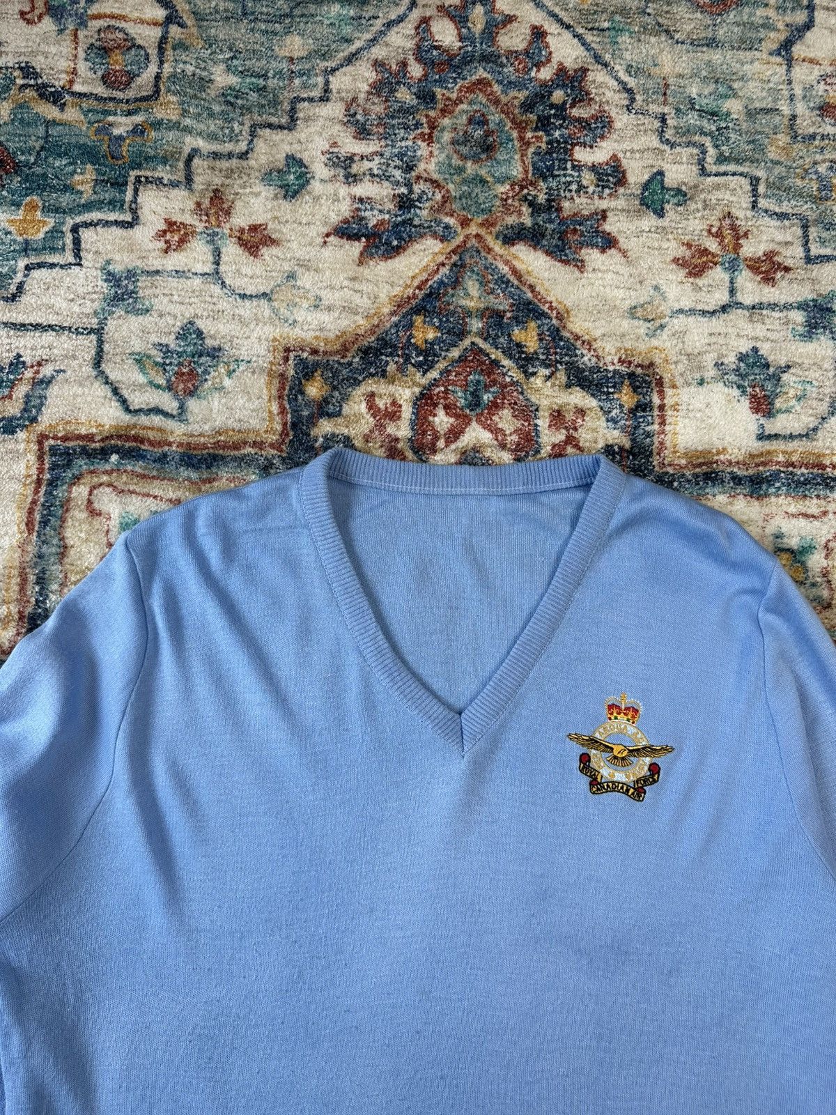 Vintage Vintage Royal Canadian Air Force Crest V-Neck Sweater Size US L / EU 52-54 / 3 - 3 Thumbnail