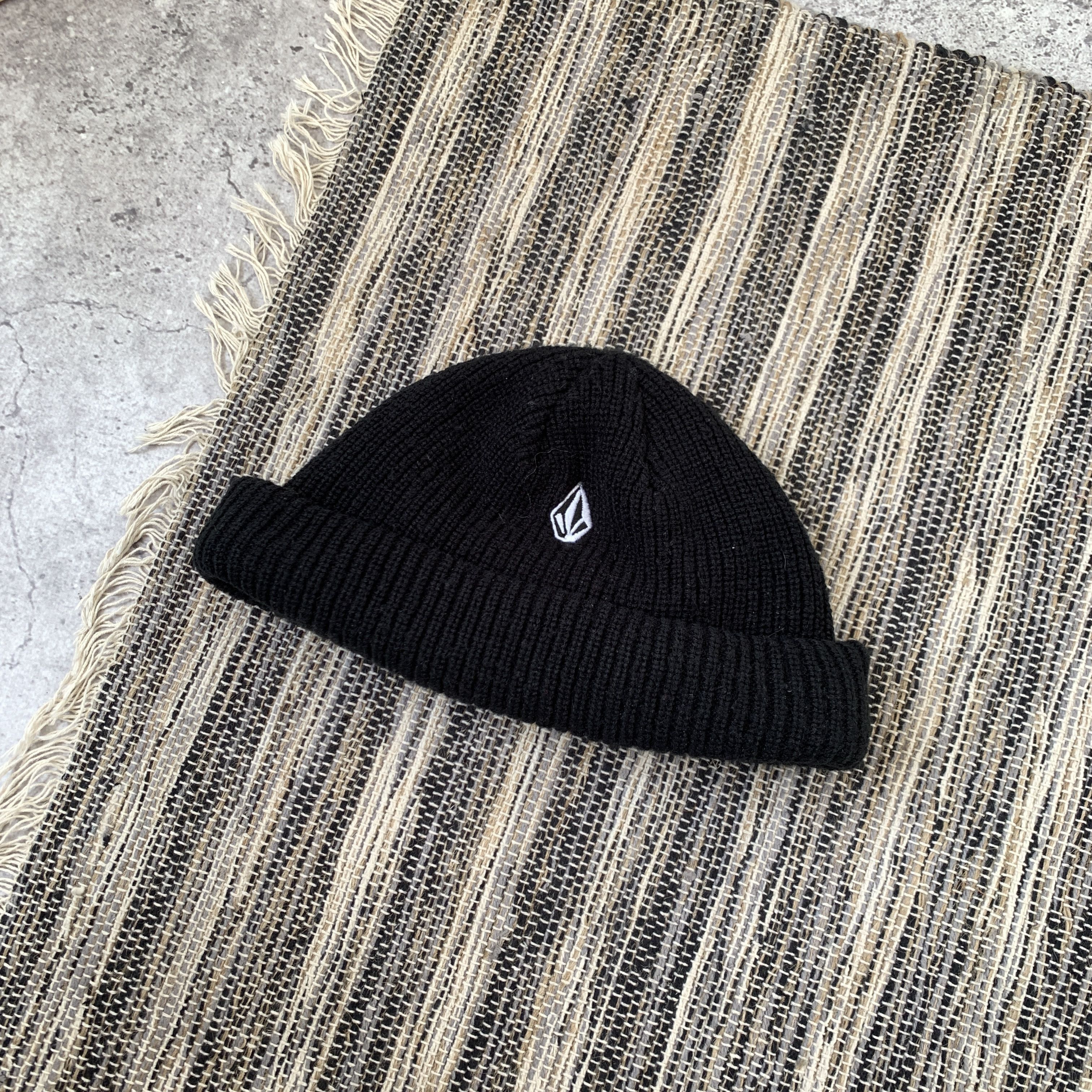 Vintage Vintage Volcom 90s Icon Black Knit Beanie Winter Hat Size ONE SIZE - 2 Thumbnail