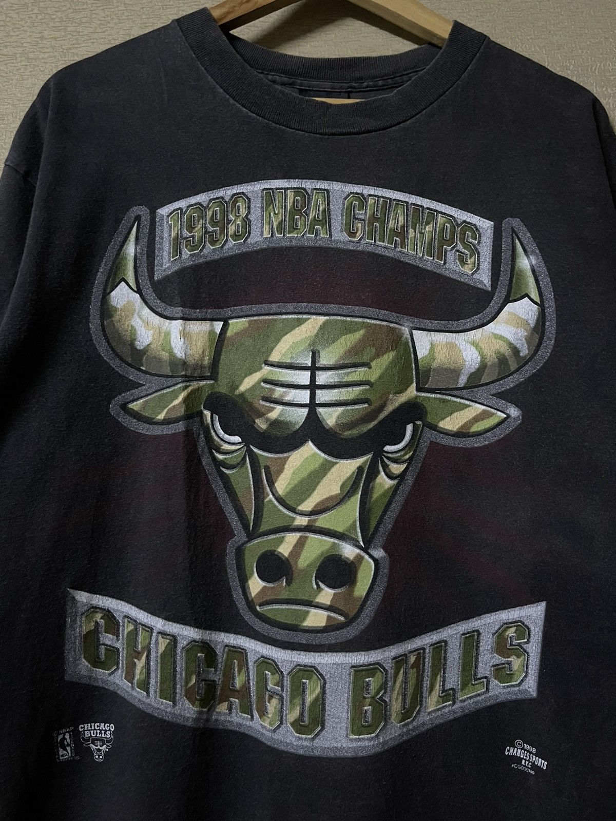 Vintage Vintage 1998 NBA Champs Chicago Bull Camouflage Tshirt Size US L / EU 52-54 / 3 - 2 Thumbnail