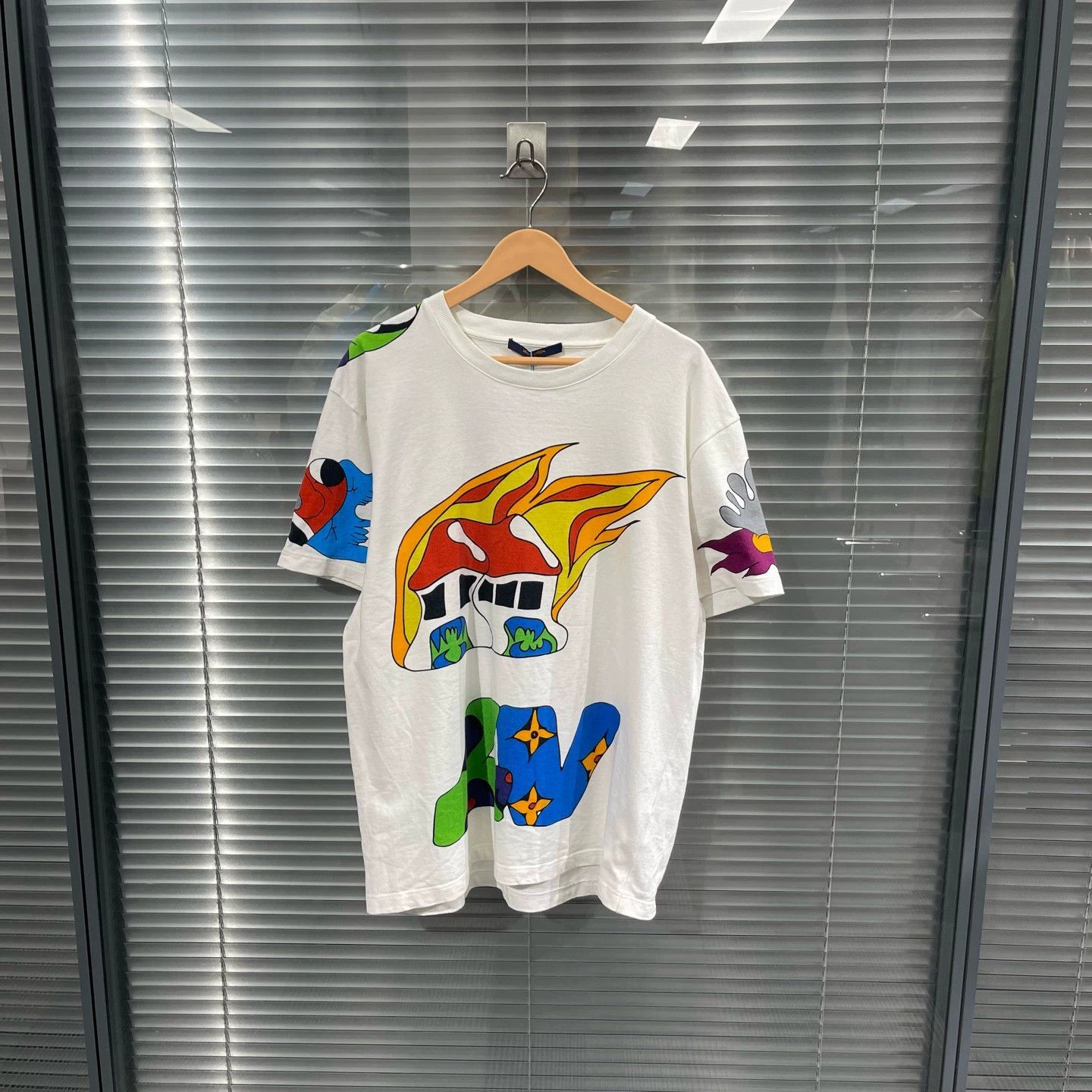 Louis Vuitton White XL Short Sleeve Graphic Tee Size US XL / EU 56 / 4 - 1 Thumbnail