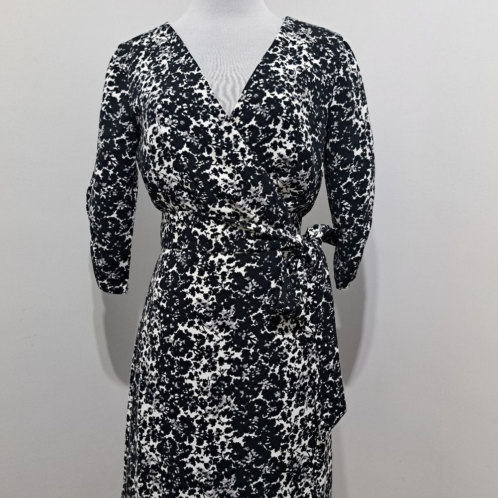 Club Monaco Club Monaco Casual Floral Wrap Dress Black/White Knee Length Size M / US 6-8 / IT 42-44 - 15 Thumbnail