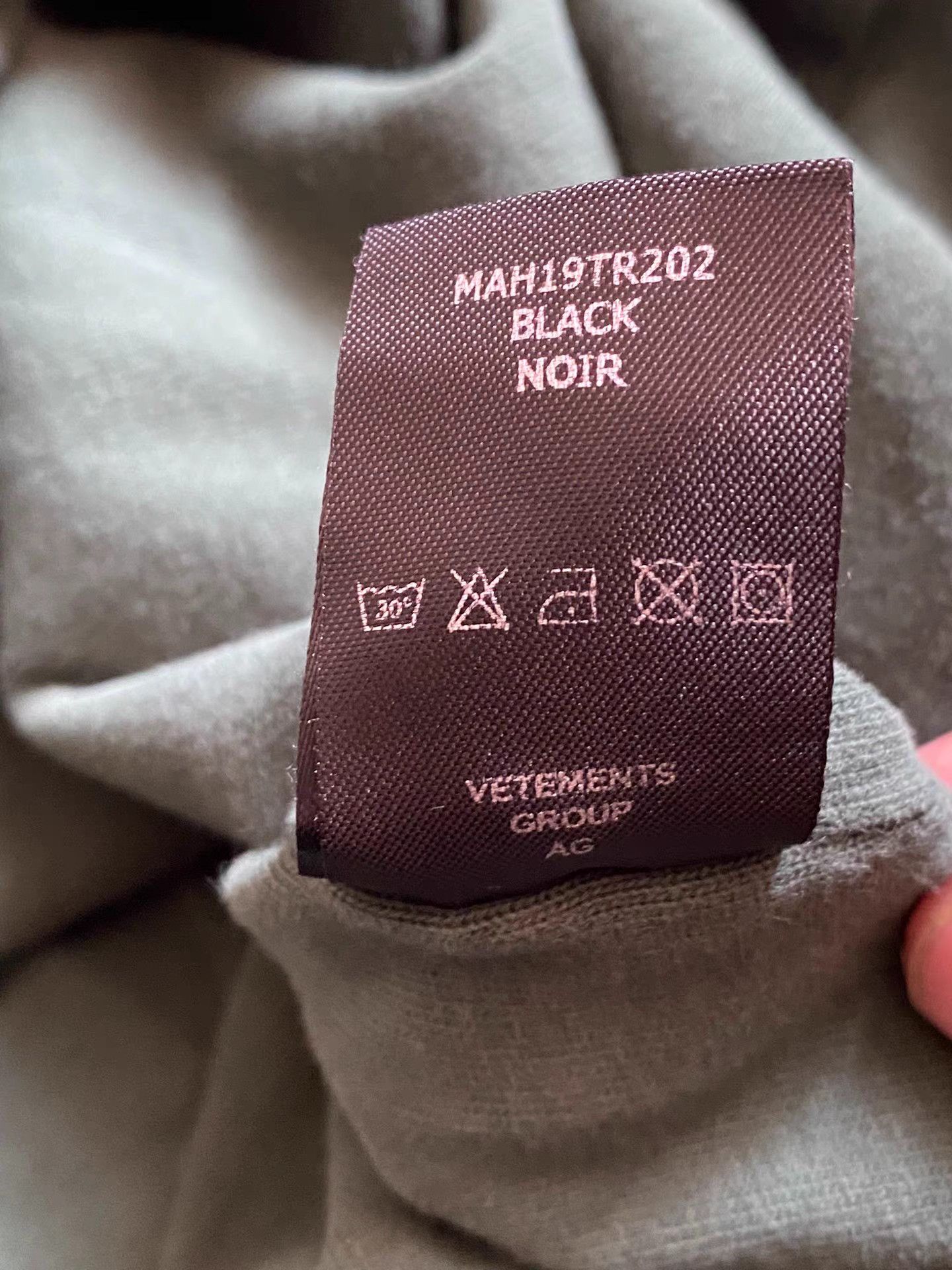 Vetements Vetements Logo Patch Long Sleeve Sweatshirt Size US S / EU 44-46 / 1 - 9 Thumbnail