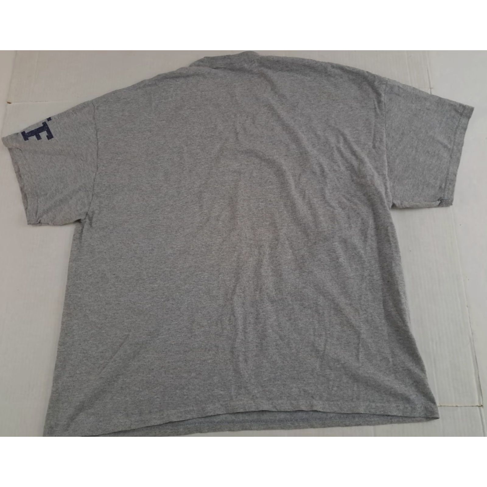 Gildan VINTAGE Village Ford Dearborn Mi. Car Dealer Printed T-Shirt 2XL Gray Cotton Canvas Gildan Heavy Cotton Short Sleeve Crew Neck Unisex Adults Cars 2XL Size US XXL / EU 58 / 5 - 4 Thumbnail