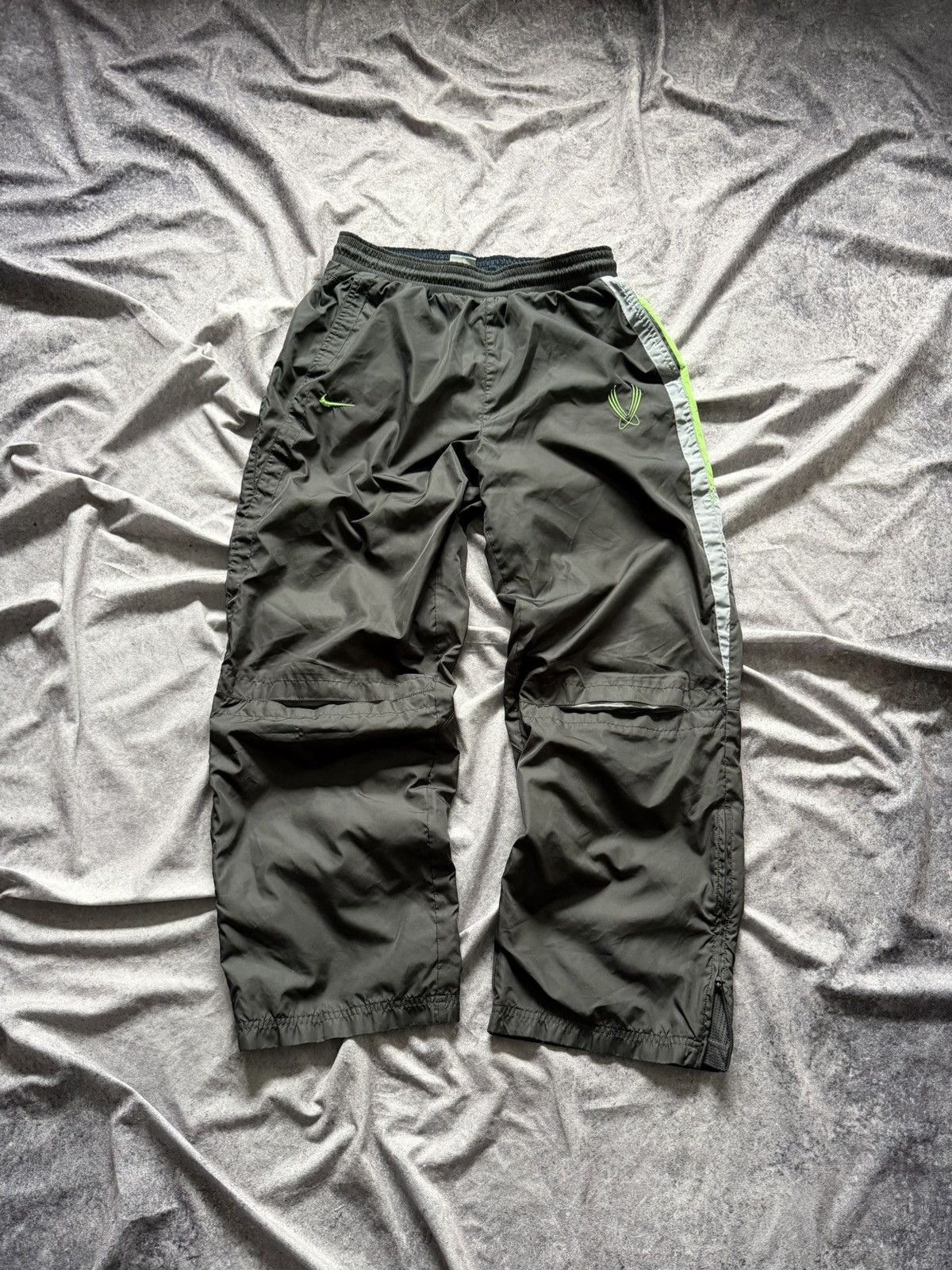 Nike Y2K Nike Nylon Pants Vintage Mens Gray Size XS(L-kids) Size US 28 / EU 44 - 1 Thumbnail