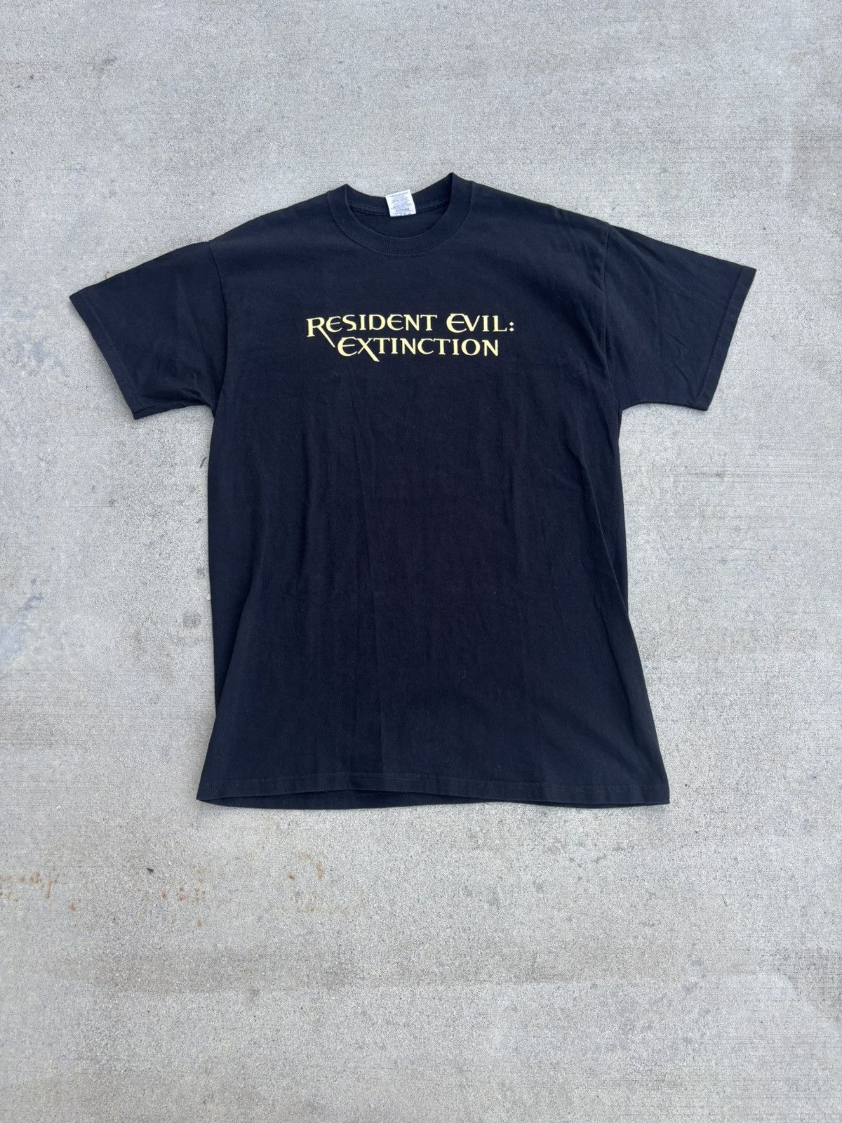 Vintage Vintage Y2K 2000s Resident Evil Extinction T Shirt Size US L / EU 52-54 / 3 - 1 Thumbnail