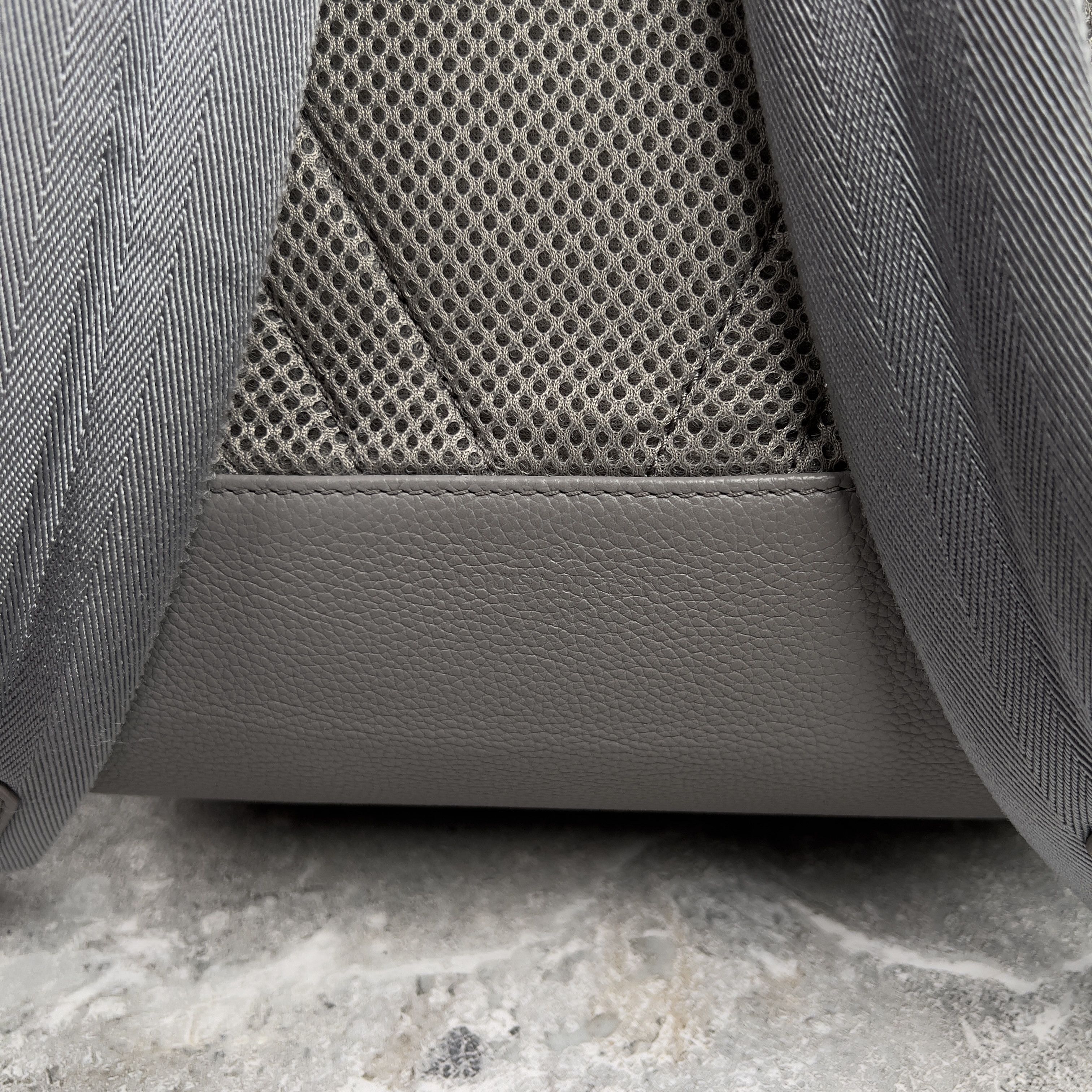 Louis Vuitton Louis Vuitton Aerogram Takeoff Backpack Grain Gray Leather Size ONE SIZE - 8 Thumbnail