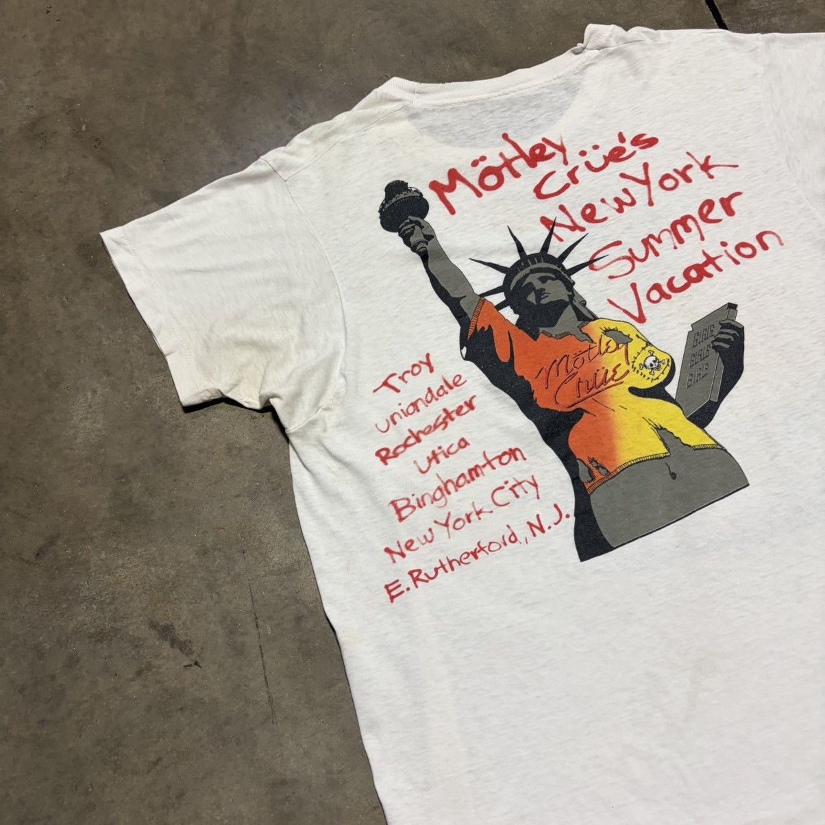 Band Tees Vintage 80s Motley Crue Band T shirt New York Tour Rock 1987 Size US XL / EU 56 / 4 - 15 Thumbnail