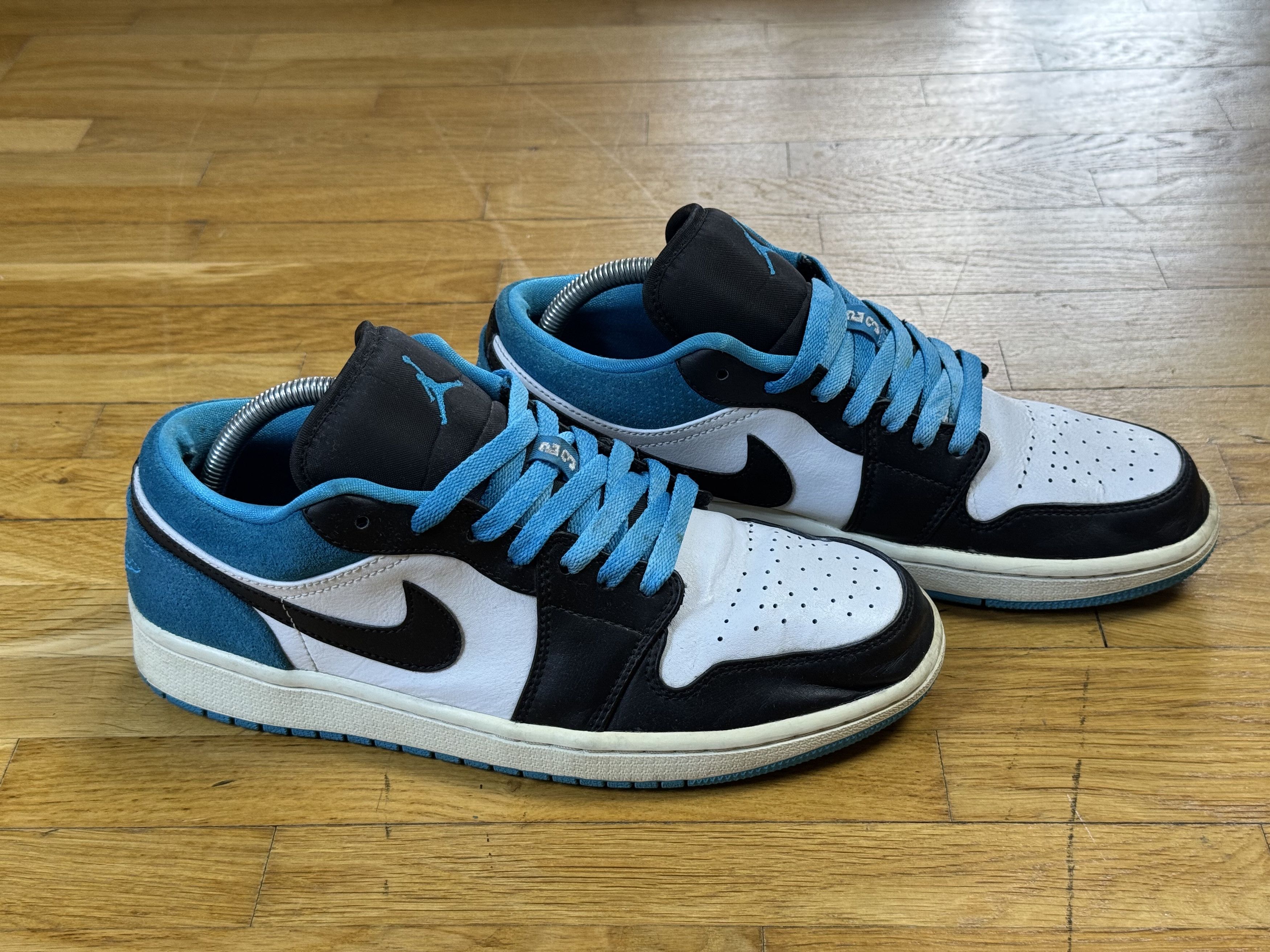 Nike Shoe NIKE AIR JORDAN 1 Low SE Size US 8.5 / EU 41-42 - 2 Thumbnail