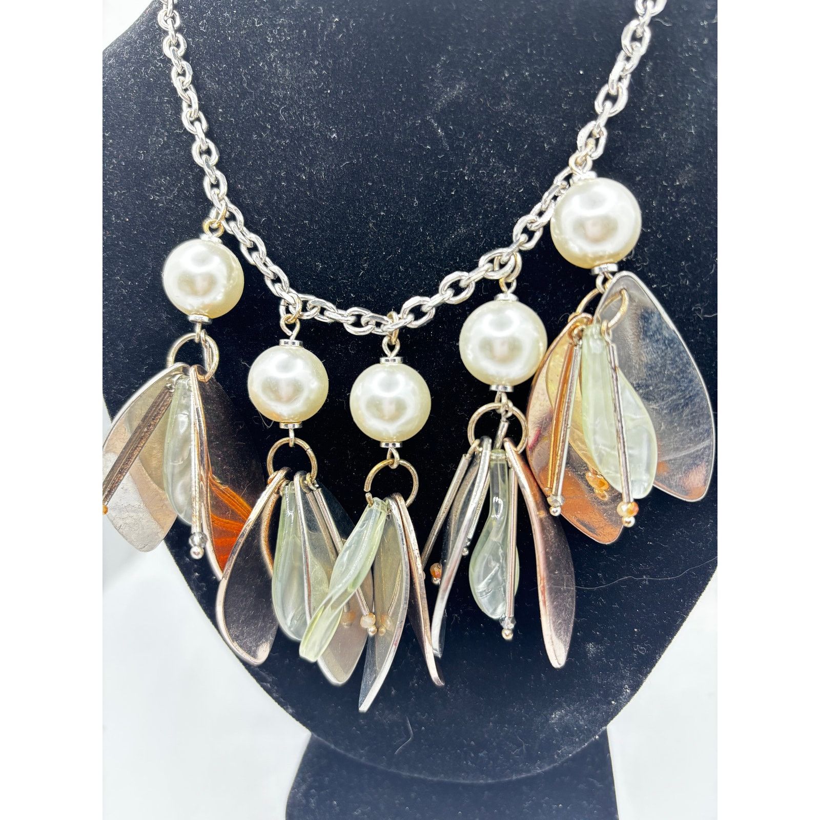 Express EXPRESS Women's Faux Pearl Tri-Color Leaf Chain Necklace Size ONE SIZE - 2 Thumbnail