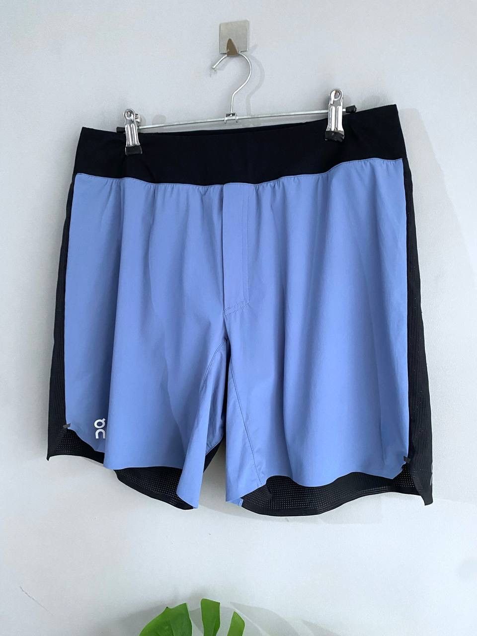 On On Cloud Running Swiss Lightweight Men's Shorts, Size M/W32 Size US 32 / EU 48 - 2 Thumbnail