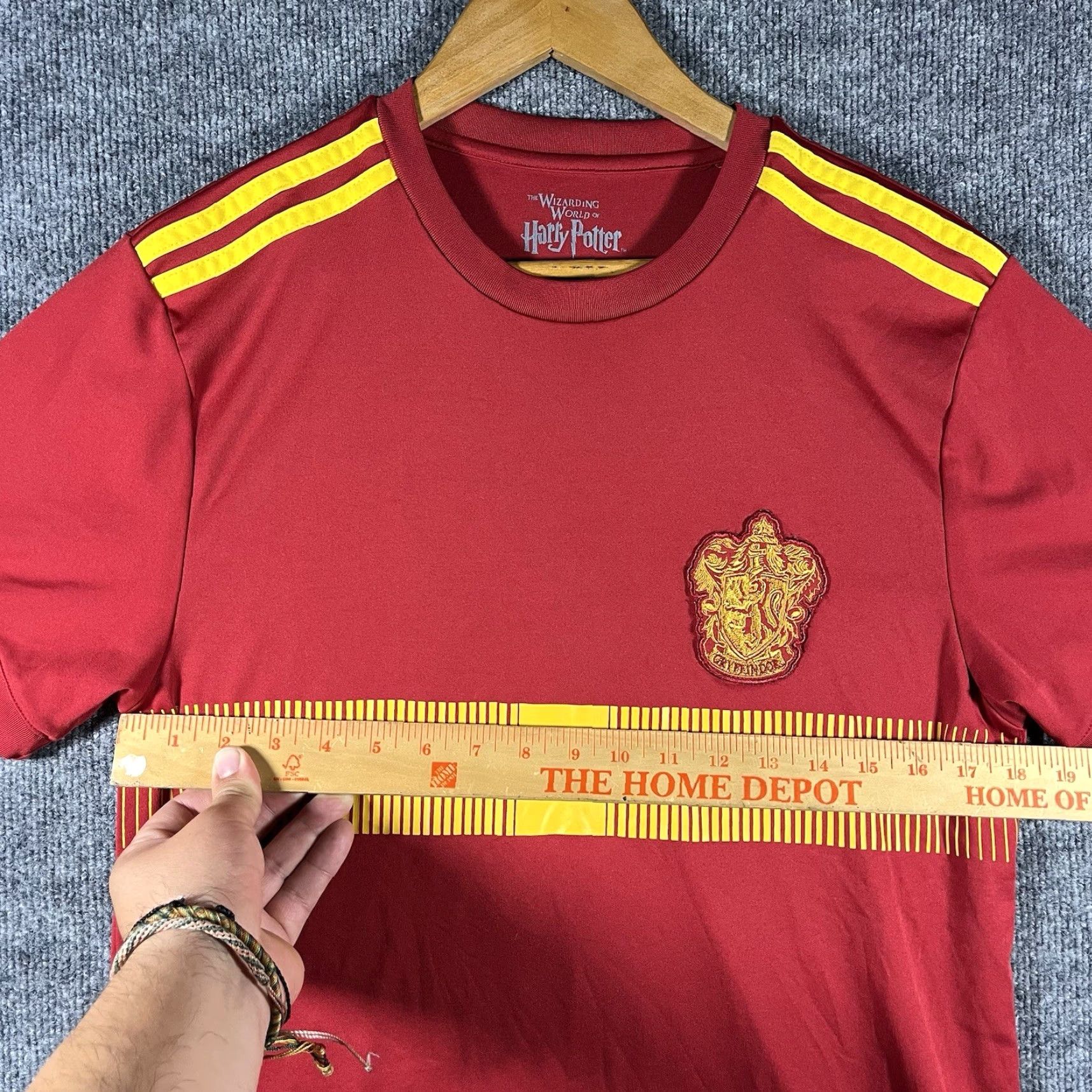 Vintage VINTAGE Universal Studios Harry Potter Gryffindor Quidditch Soccer Shirt Jersey Adult Medium Red Jersey Short Sleeve Mens M Size US M / EU 48-50 / 2 - 4 Thumbnail