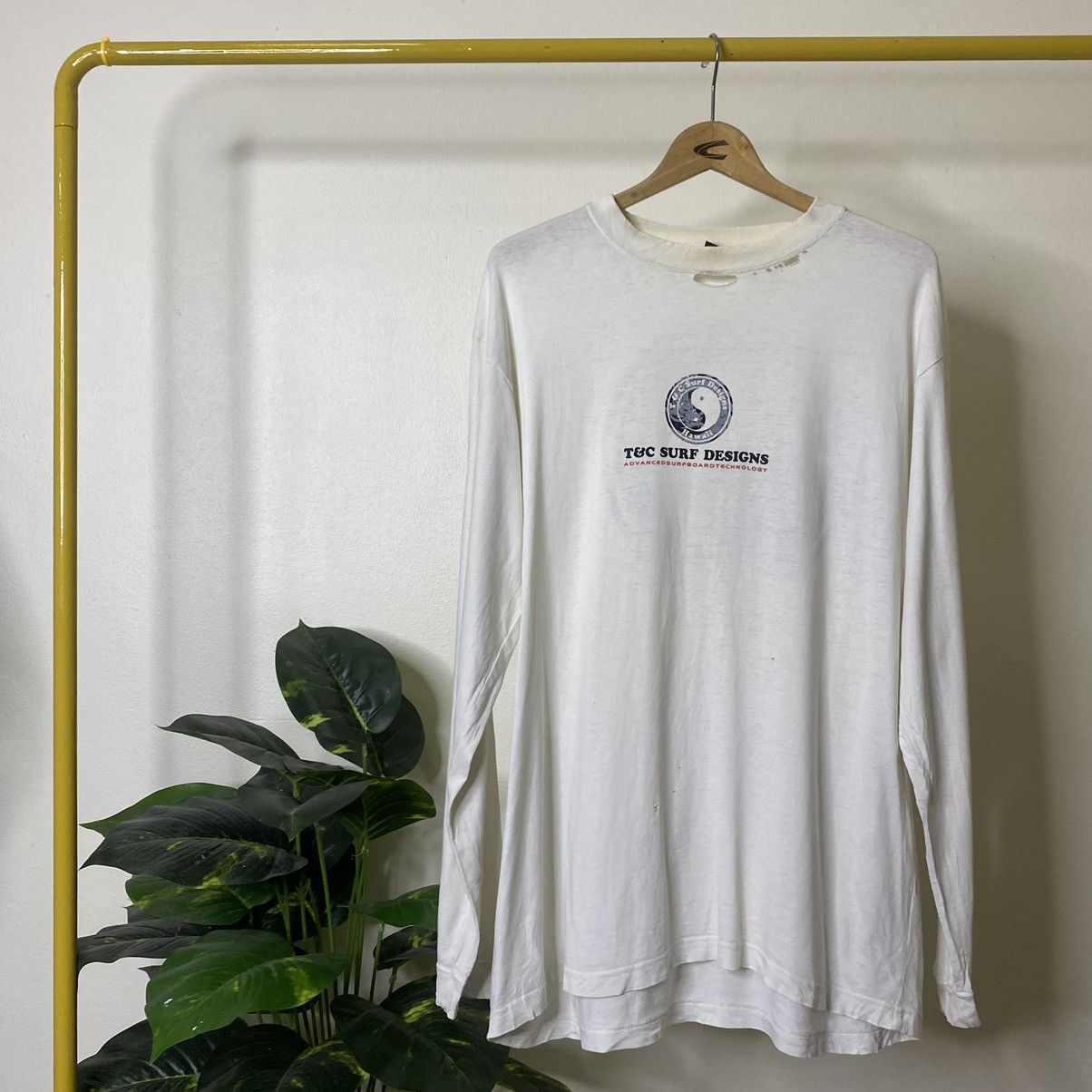 Vintage Vintage Y2K T&C Surf Design Ying Yang Dragon Backhit LS Tee Size US L / EU 52-54 / 3 - 6 Thumbnail
