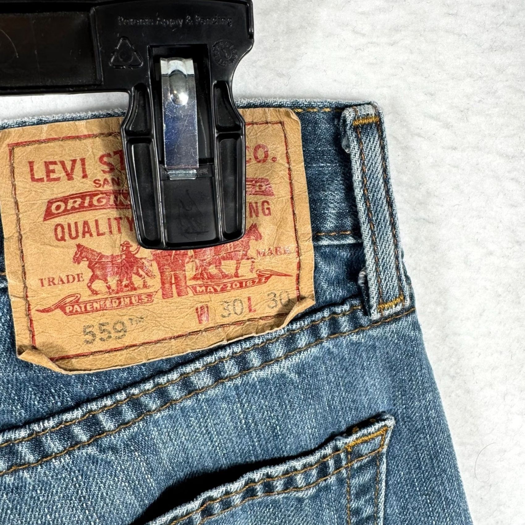 Levi's VINTAGE Levi's 559 Jeans Mens 30x30 Relaxed Straight Denim Blue 5-Pocket Pocketed Distress 559 Model Levi's 500 Series Mens ViNTage Size US 30 / EU 46 - 6 Thumbnail