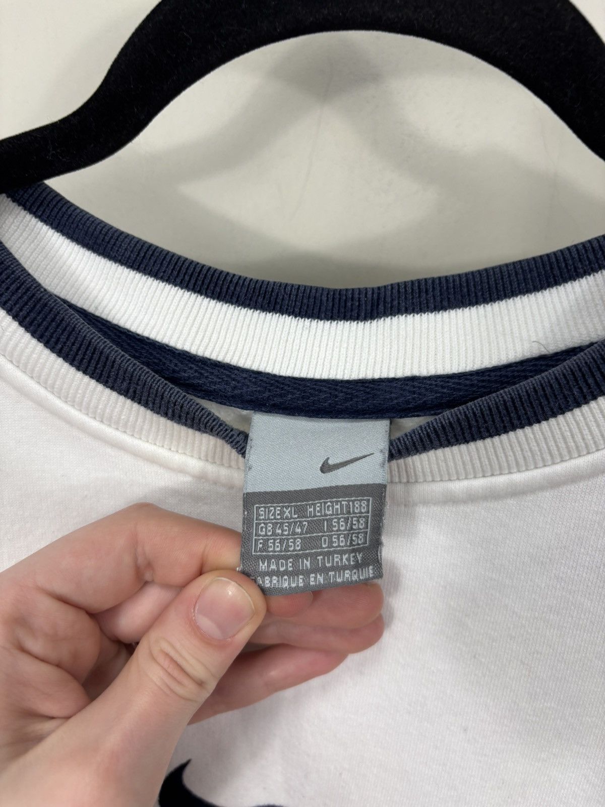 Nike Vintage Nike Big Center Embroidered Swoosh White Sweatshirt Size US XL / EU 56 / 4 - 11 Thumbnail