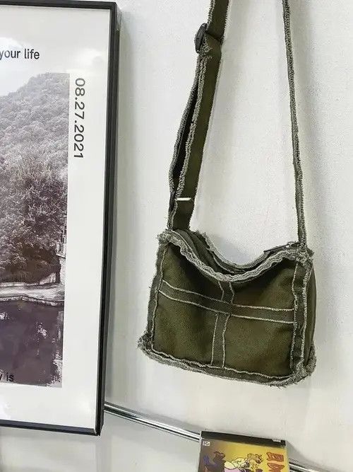 VIBE Streetwear Small Messenger Bag Retro Vintage Crossbody Bag Size ONE SIZE - 1 Thumbnail