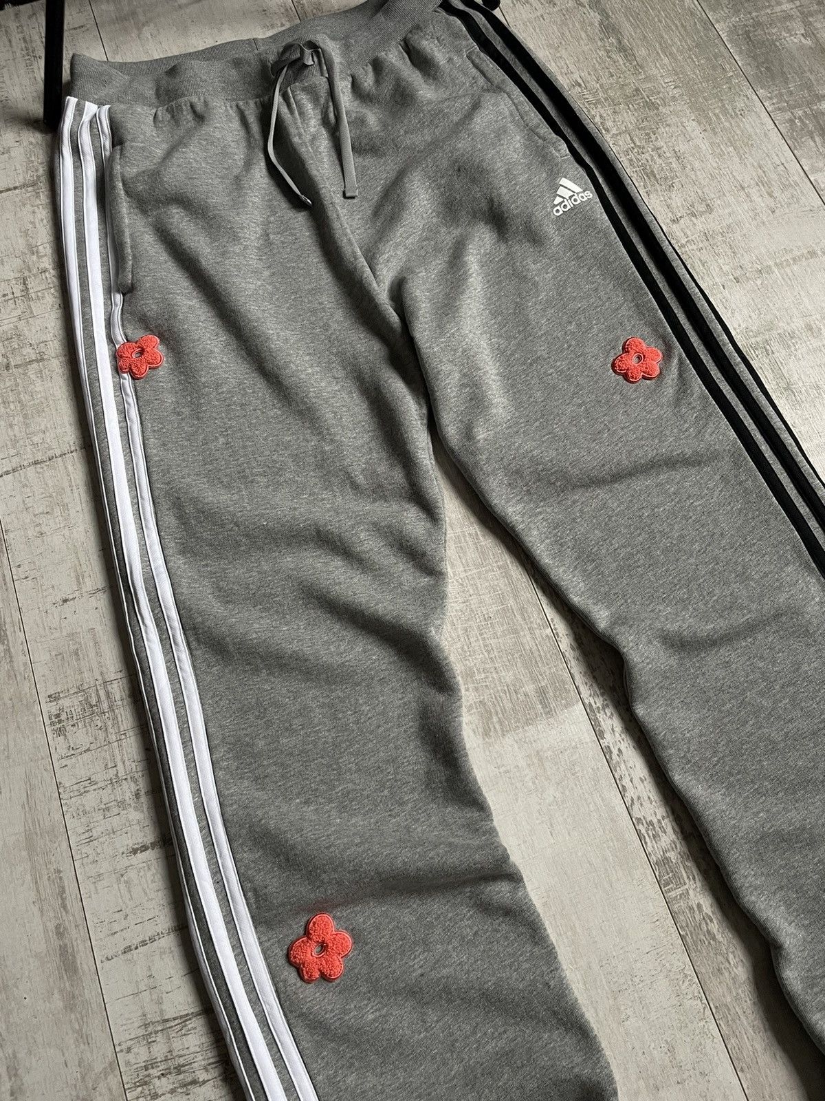 Adidas Adidas Y2K Stripes Flower Sweatpants Baggy Fit RARE Size 27" / US 4 / IT 40 - 5 Thumbnail