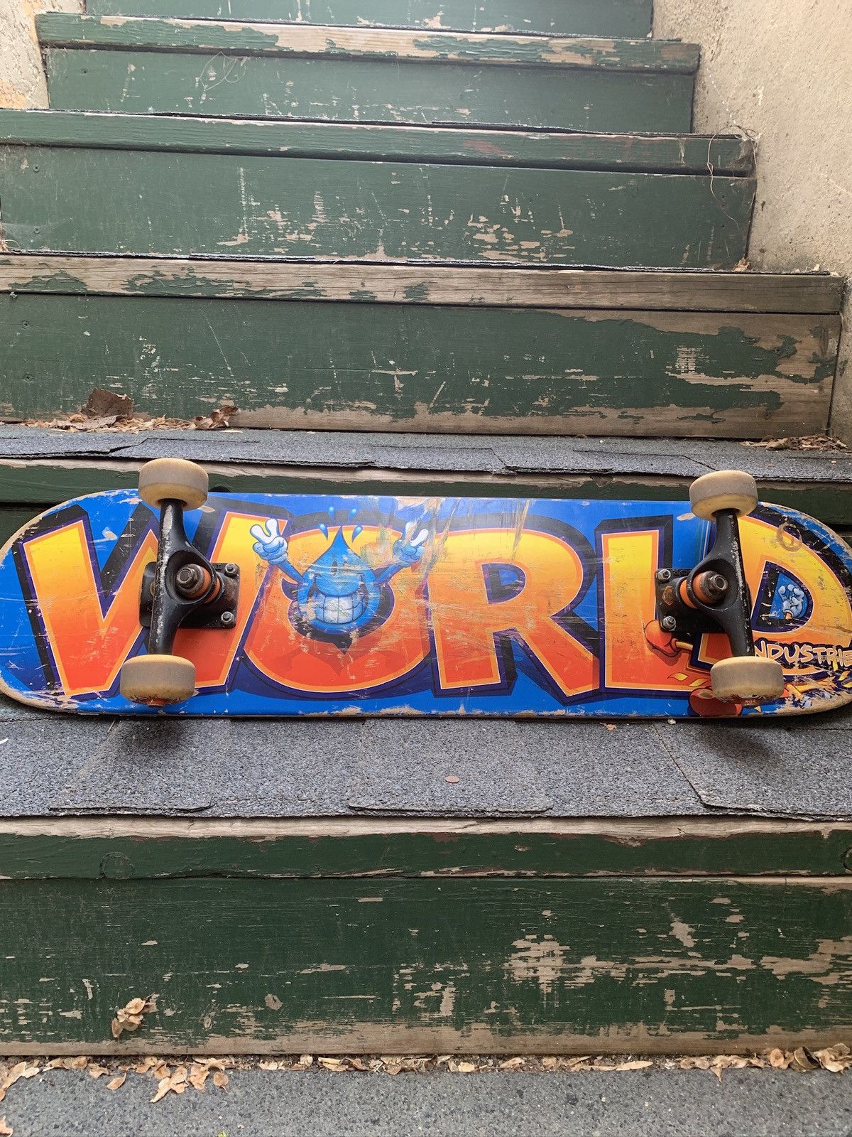 World Industries World Industries board/tensor trucks. Worn. Size ONE SIZE - 1 Thumbnail