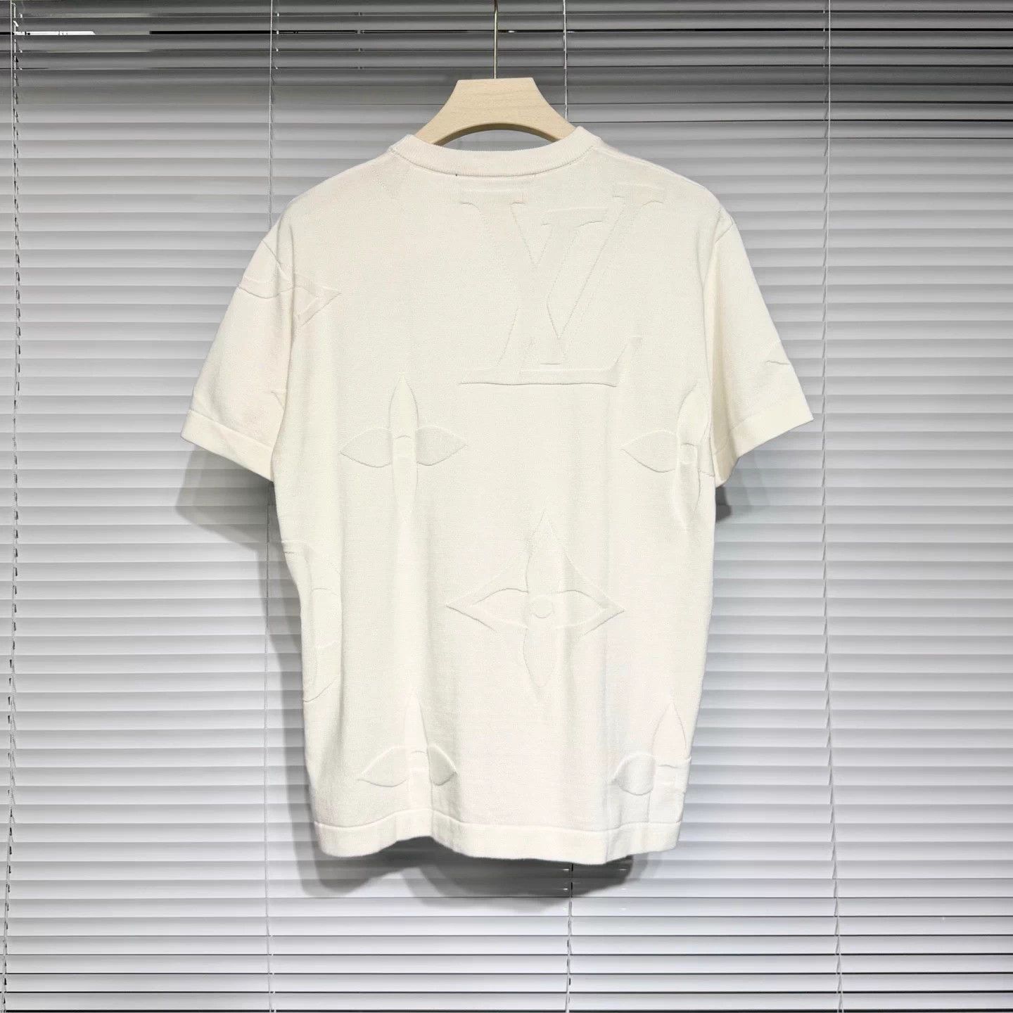 Louis Vuitton LV 26 Holiday Monogram Big Logo White Knit Tee M Size US M / EU 48-50 / 2 - 2 Thumbnail
