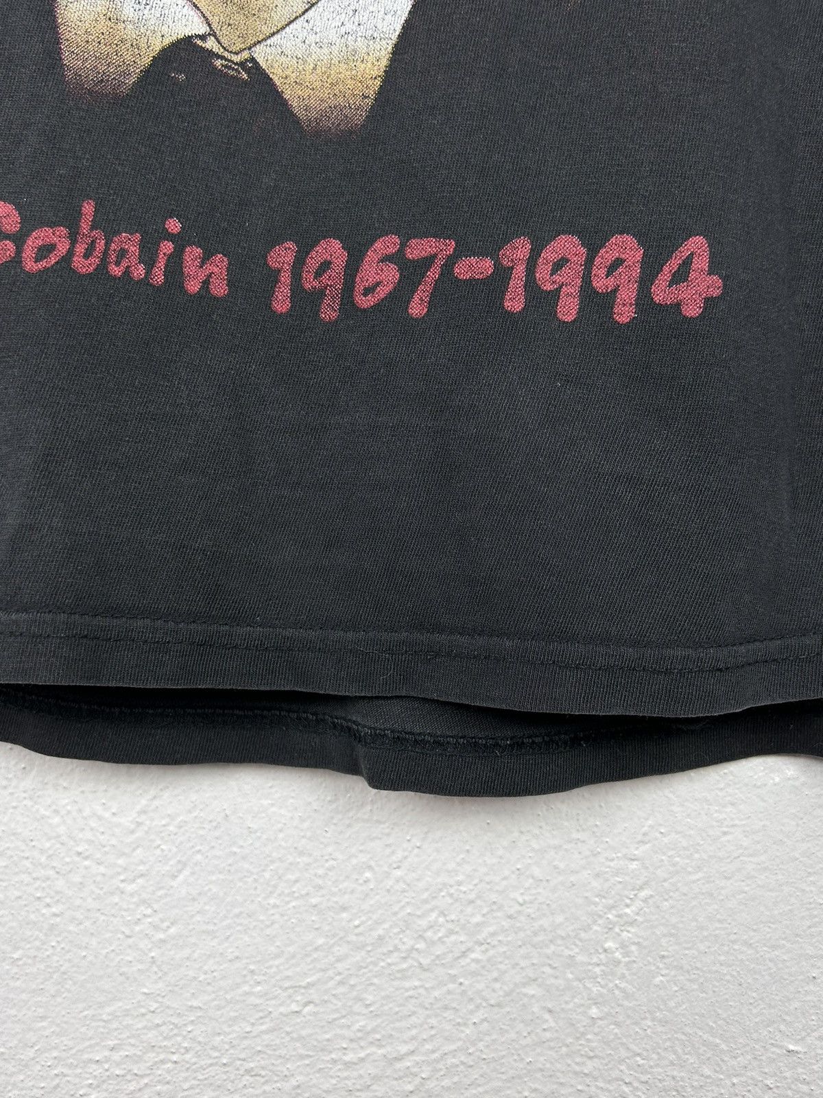 Band Tees 00s Vintage Nirvana Kurt Cobain 1967-94 Sun Faded T-Shirt Size US S / EU 44-46 / 1 - 5 Thumbnail