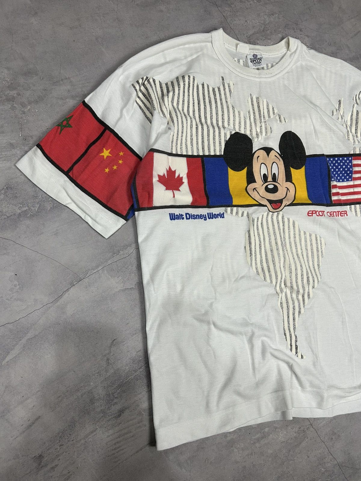 Disney Vintage 1982 Walt Disney World Epcot Center Flag T-shirt Size US XL / EU 56 / 4 - 2 Thumbnail