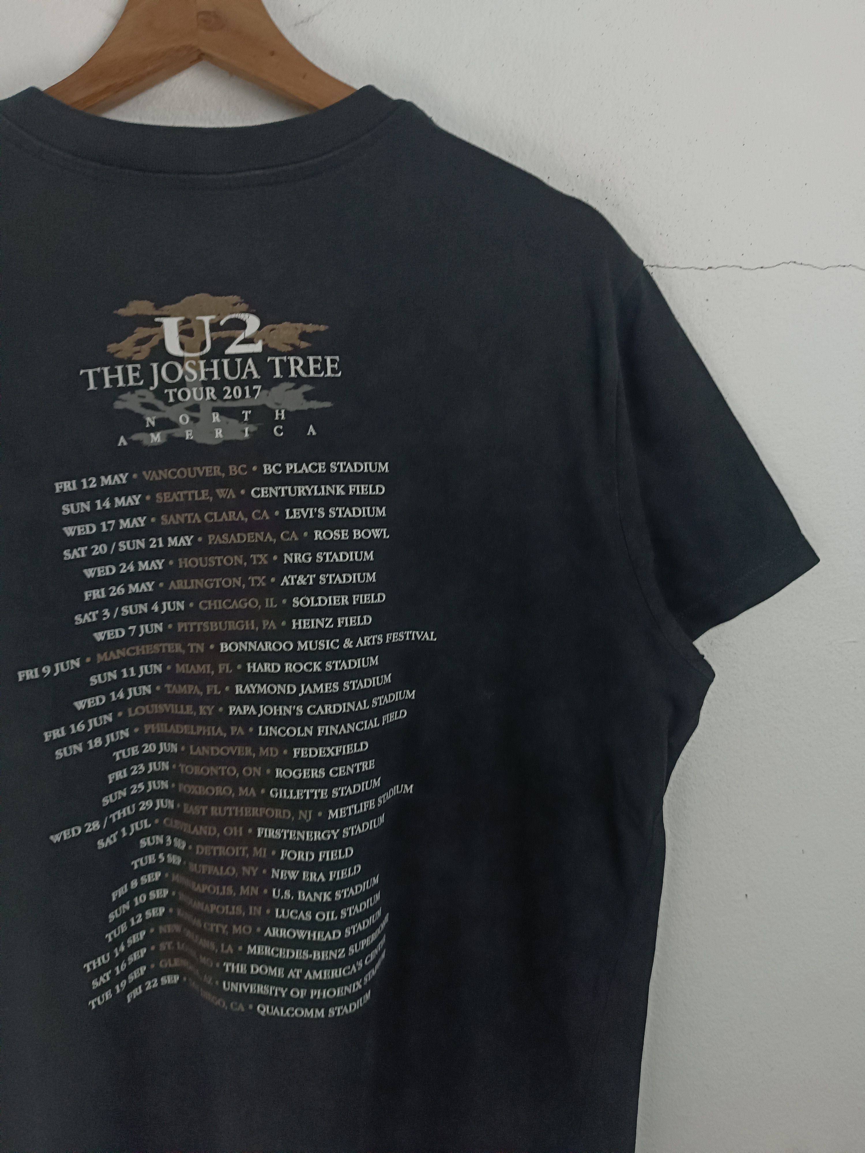 Band Tees VINTAGE 2017 U2 JOSHUA TREE NA TOUR rem oasis who Size US M / EU 48-50 / 2 - 12 Thumbnail