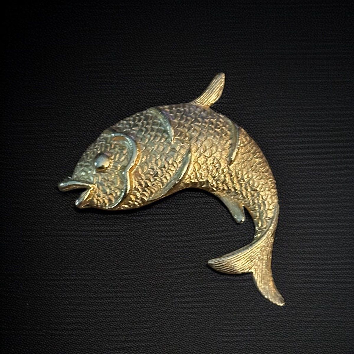 Vintage Vintage New View gold tone fish brooch Size ONE SIZE - 1 Thumbnail