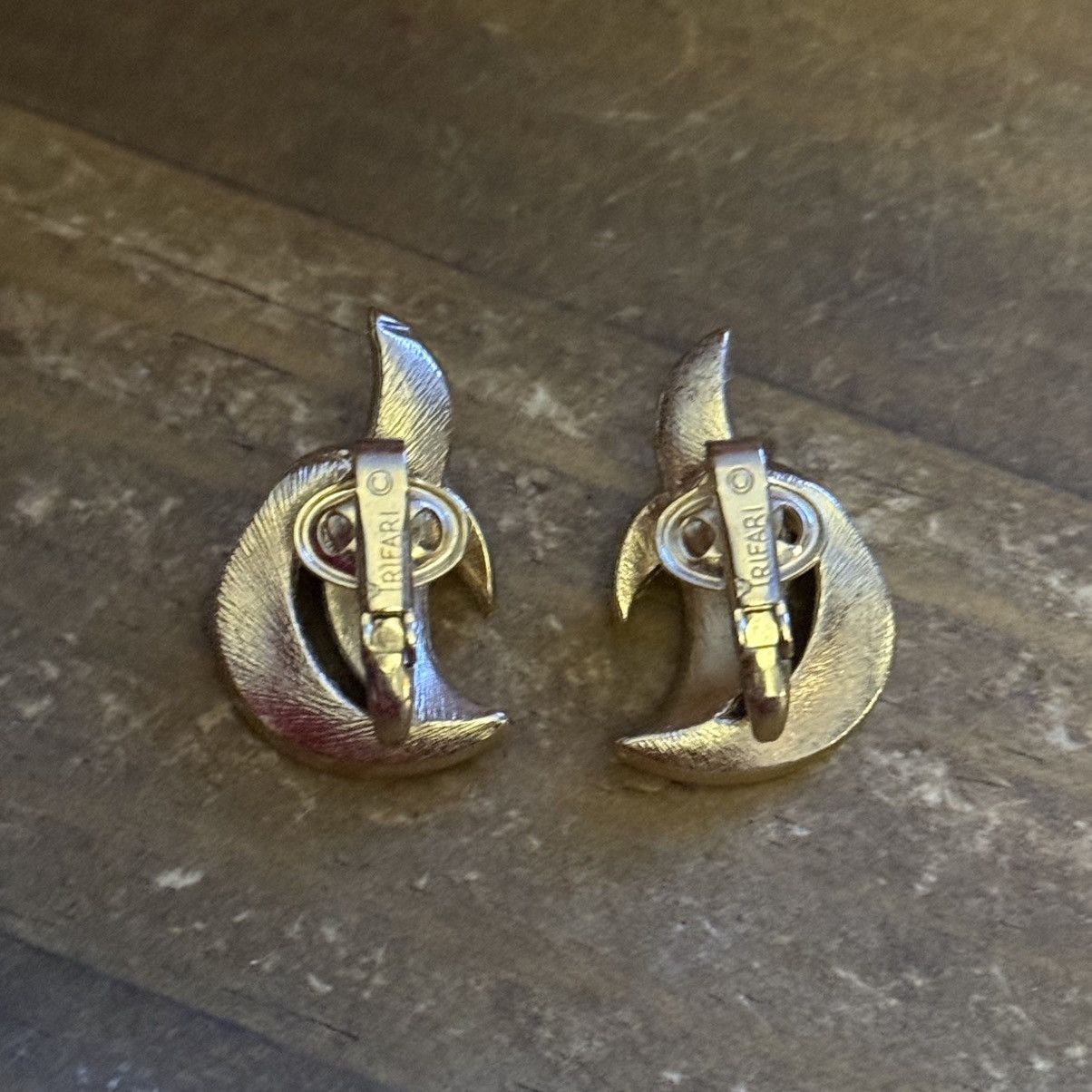 Vintage Vintage Crown Trifari gold tone swirly leaf clip on earrings Size ONE SIZE - 3 Thumbnail
